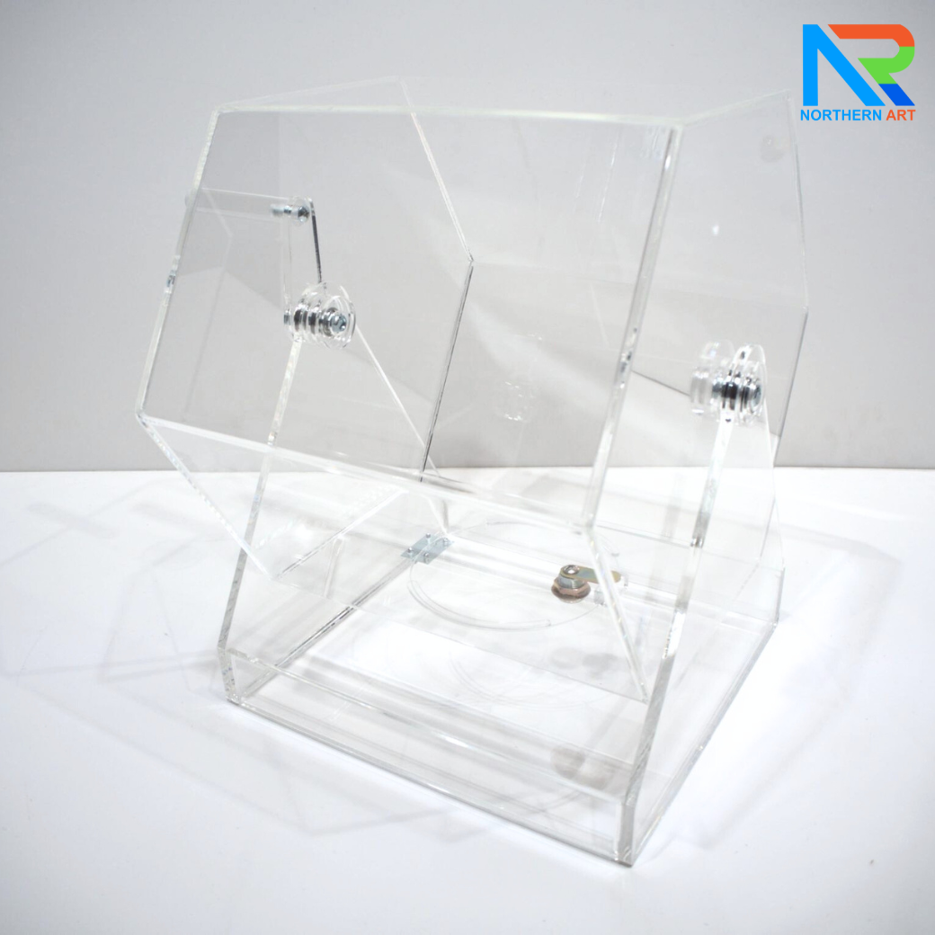 กล่องจับรางวัลอะคริลิค 6 เหลี่ยม ตั้งโต๊ะ ขนาดกล่อง (W)30 x (D)39 cm. มือหมุน ฝาปิดมีกุญแจล็อค แกนหมุนอย่างดี