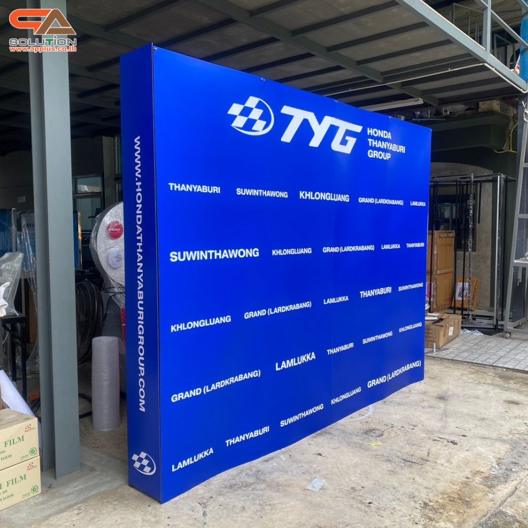 BACK DROP ฉากแบคดรอป รุ่นเหลี่ยม แบบตรง โครงอะลูมิเนียมพร้อมงานพิมพ์ + โคมไฟ 2 ชุด และกระเป๋าล้อลาก 1 ใบ