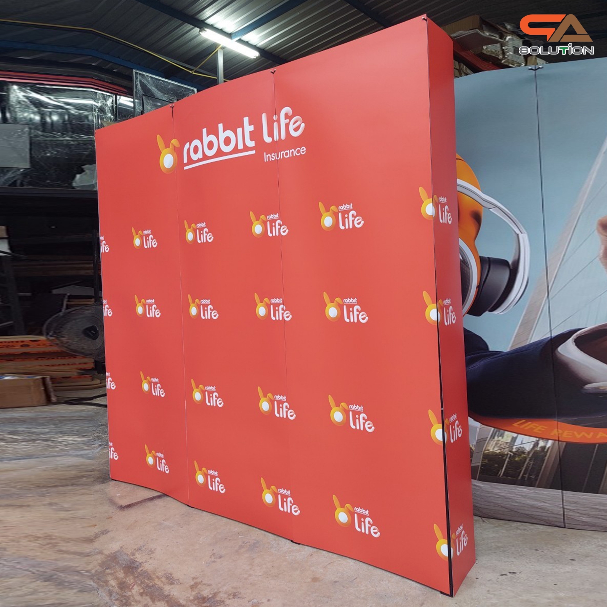 BACK DROP ฉากแบคดรอป รุ่นเหลี่ยม แบบตรง โครงอะลูมิเนียมพร้อมงานพิมพ์ + โคมไฟ 2 ชุด และกระเป๋าล้อลาก 1 ใบ