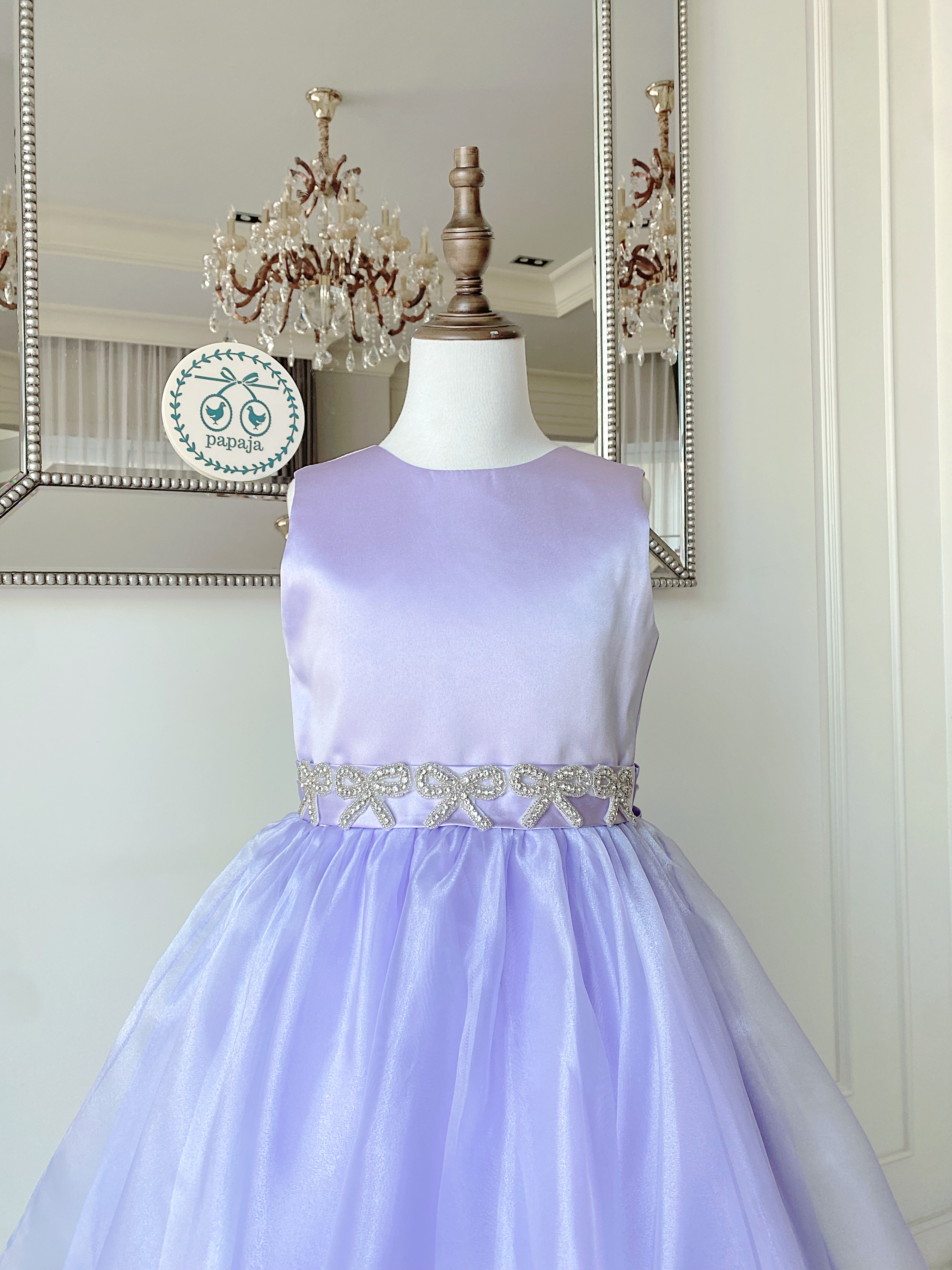 เดรสออกงานราตรียาวแขนกุด สีม่วงพาสเทล (งานไฮพรีเมี่ยม) ดีเทลลายปักเพชรหนามเตยรูปริบบิ้นที่ช่วงเอว