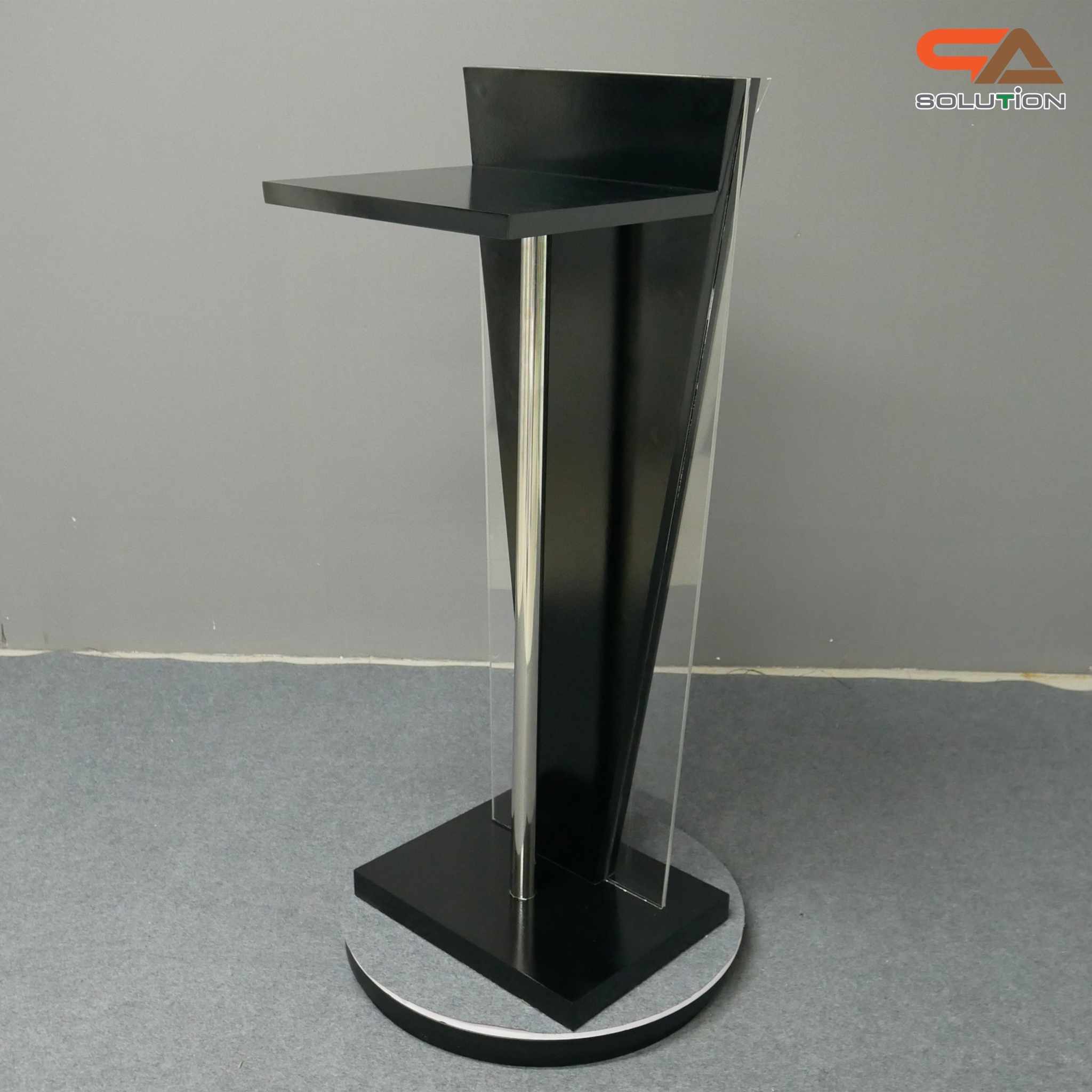 โพเดียมไม้สีดำ ทรงสามเหลี่ยม ขนาด (W) 45 x (L) 35 x (H) 120 cm. ด้านข้างอะคริลิคใส หนา 8 มม. ด้านหน้าอะคริลิคใส ติดหมุด สำหรับติดโลโก้