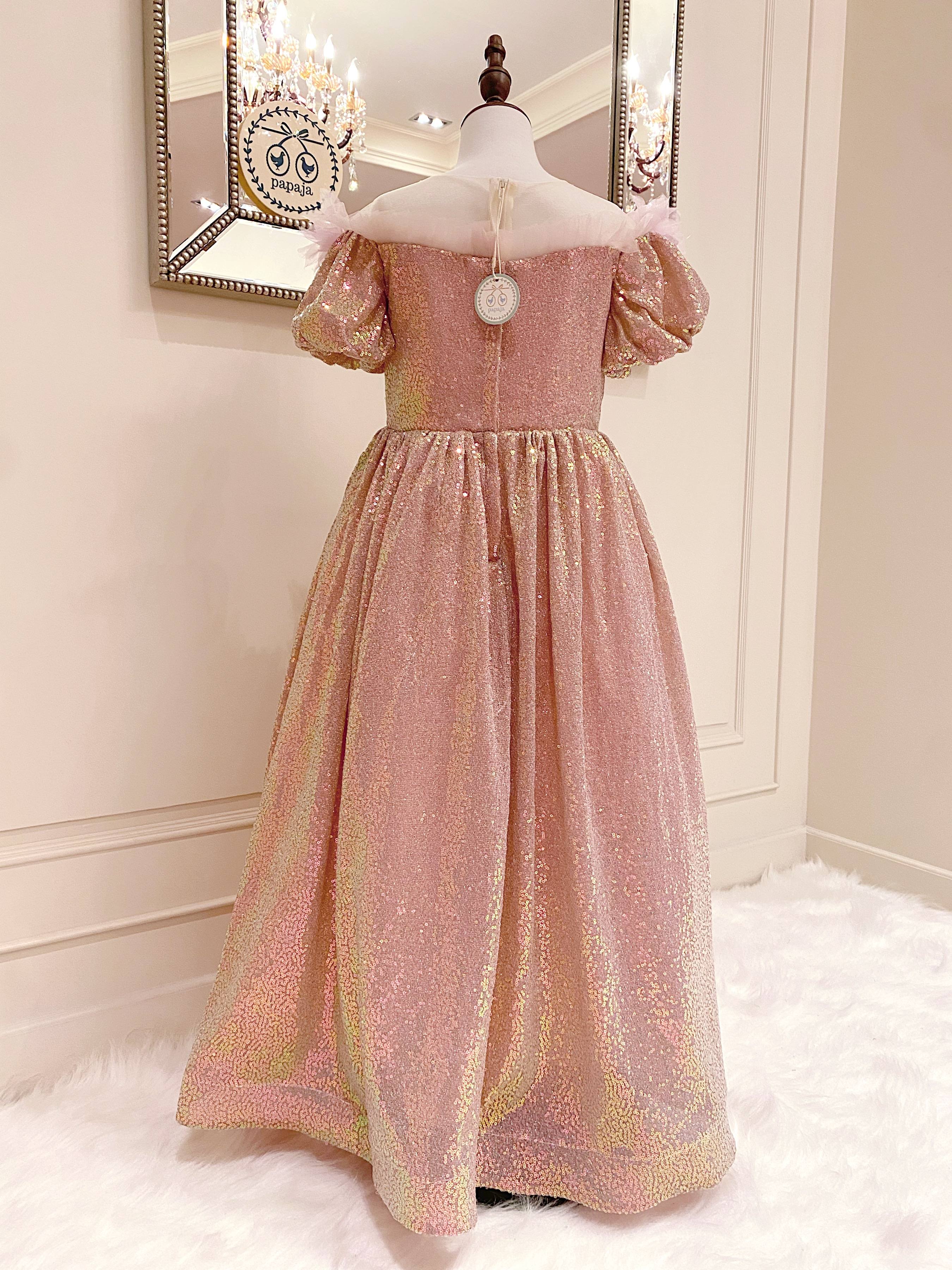 เดรสออกงานราตรียาวแขนตุ๊กตาสีชมพูเมทาลิค ผ้าเลื่อมวิ้ง