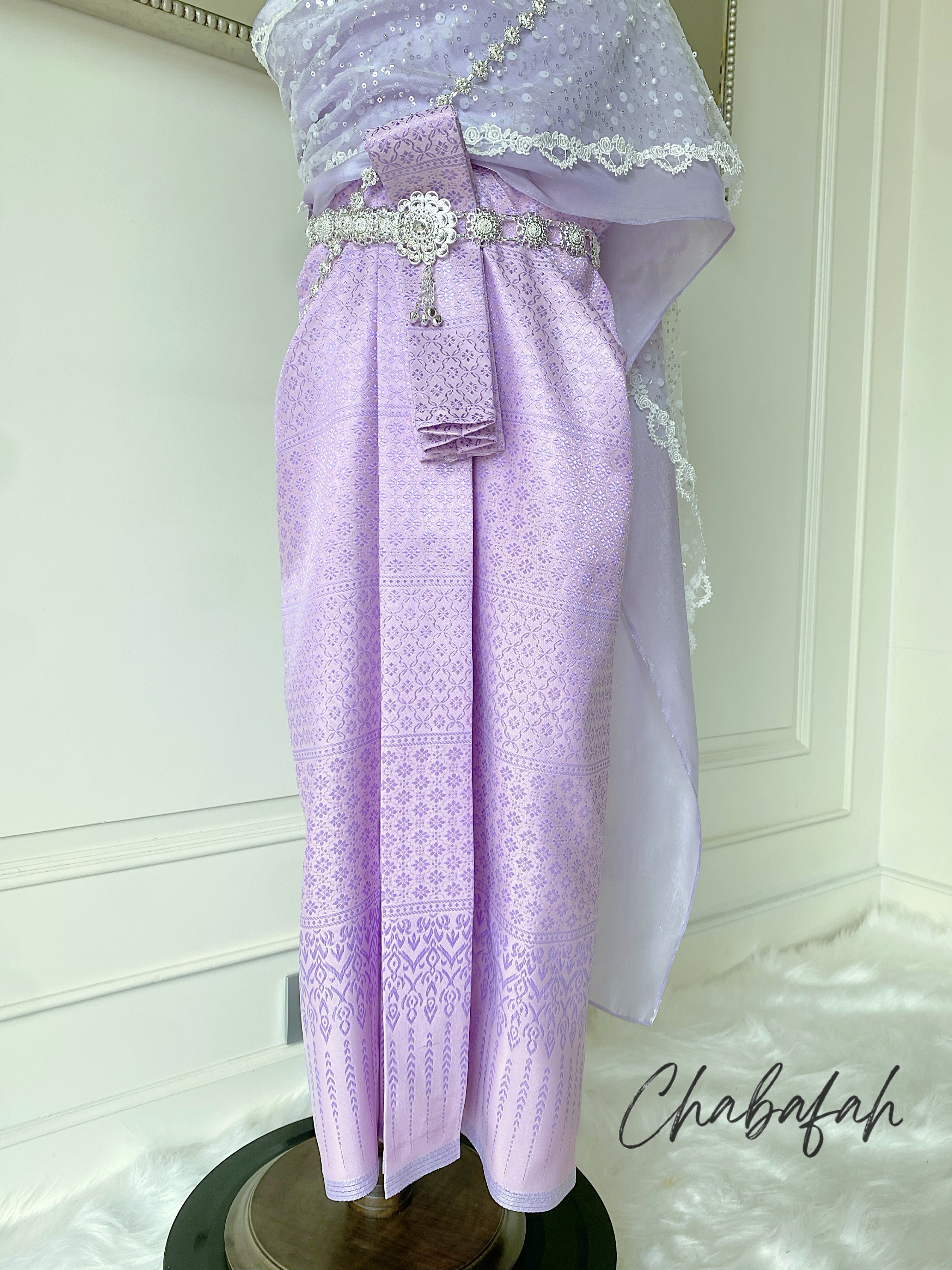 เดรสชุดไทยสไบเฉียง สีม่วงพาสเทล แบรนด์ Chabafah พร้อมเครื่องประดับ 3 ชิ้น