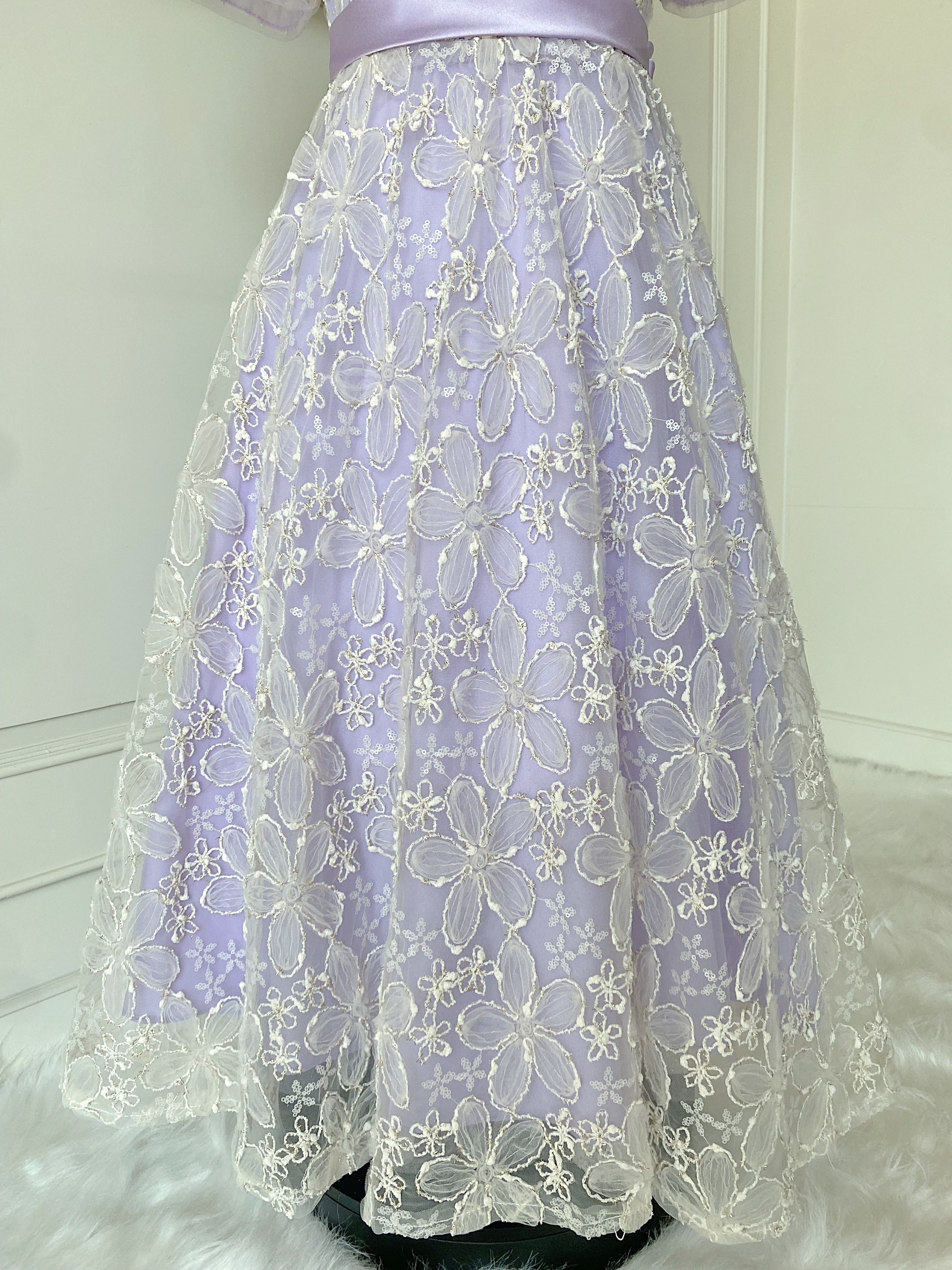 เดรสออกงานราตรียาวแขนตุ๊กตา (งานไฮพรีเมี่ยม) ผ้าลูกไม้ฉลุโทนสีม่วง ลุคผู้ดี สวยคลาสสิค