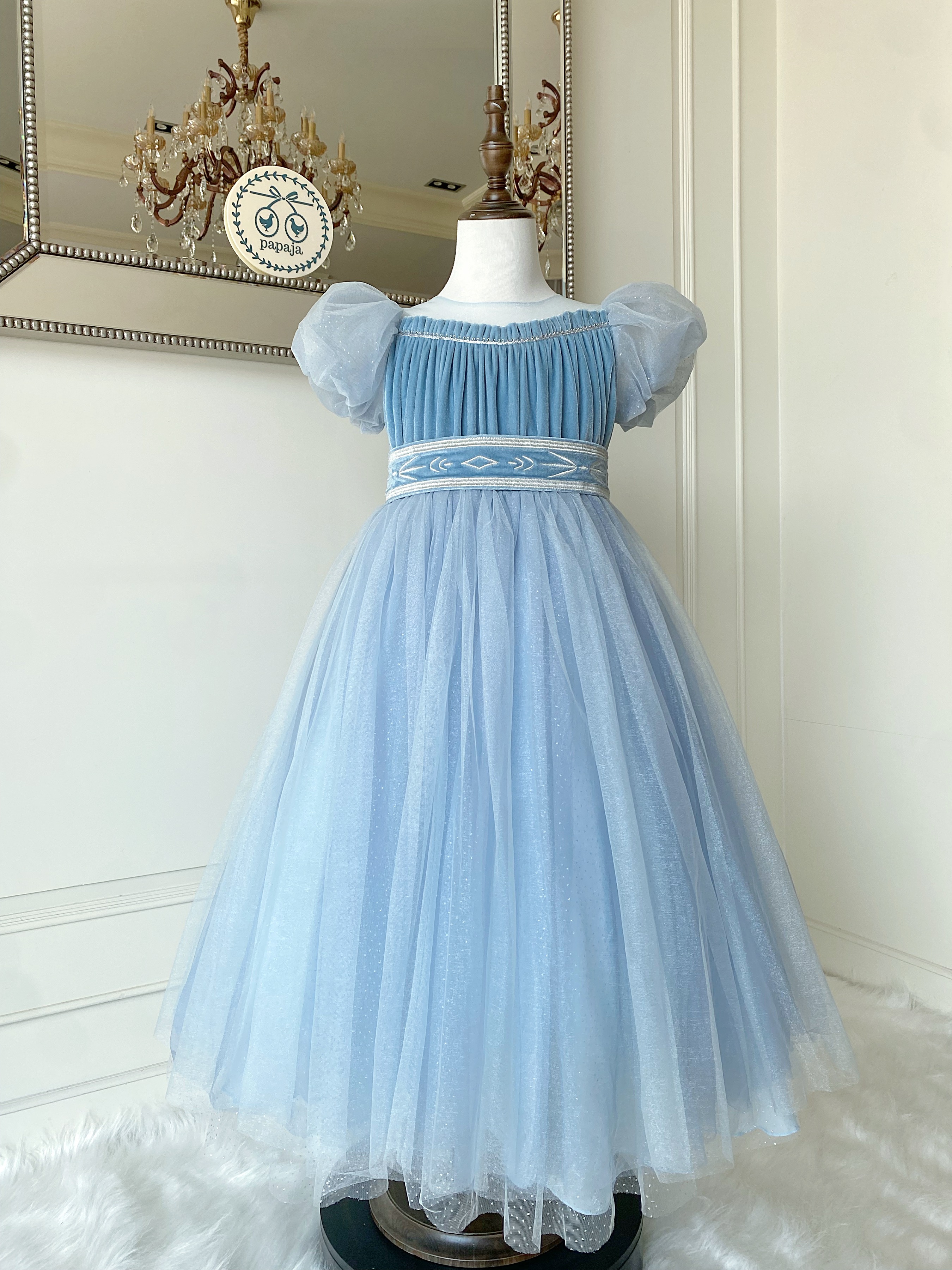 ชุดเจ้าหญิงเอลซ่าแขนตุ๊กตาสีฟ้าคราม รุ่นไฮพรีเมี่ยม ดีเทลลายปักดิ้นเงินรอบเอวสุดหรู