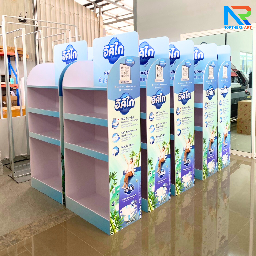 ชั้นวางสินค้าพลาสวูด 4 ชั้น ขนาด (W)65 x (D)37 x (H)167 cm. พร้อมงานพิมพ์ พลาสวูดหนา 5 มม. สั่งผลิตตามแบบ