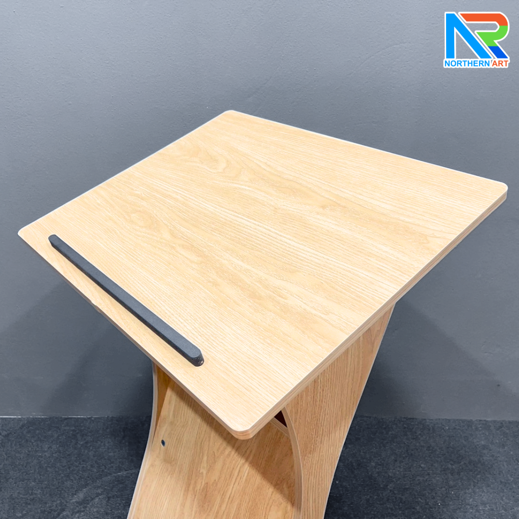 โพเดียมไม้ สีสักลายไม้ TOPเอียง ขนาด (W)60 x (L)50 x (H)108 cm. พร้อมล้อเลื่อนและชั้นวางของ