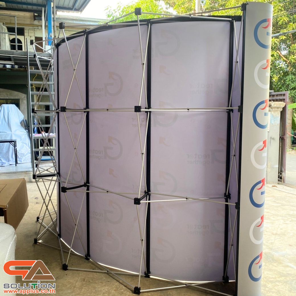 BACK DROP ฉากแบคดรอป รุ่นมน แบบโค้ง โครงอะลูมิเนียม ถอดประกอบได้ พร้อมงานพิมพ์+โคมไฟ พร้อมกระเป๋าล้อลาก 1 ใบ