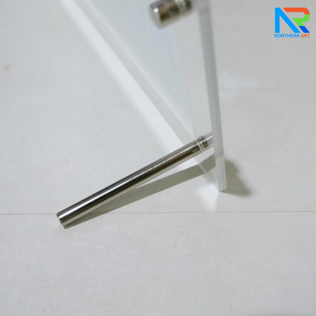ป้ายชื่อตั้งโต๊ะ อะคริลิคใส ขนาด (W)30 x (H)10 cm. โชว์งานพิมพ์ได้ 2 หน้า พร้อมหมุด 1 ชุด