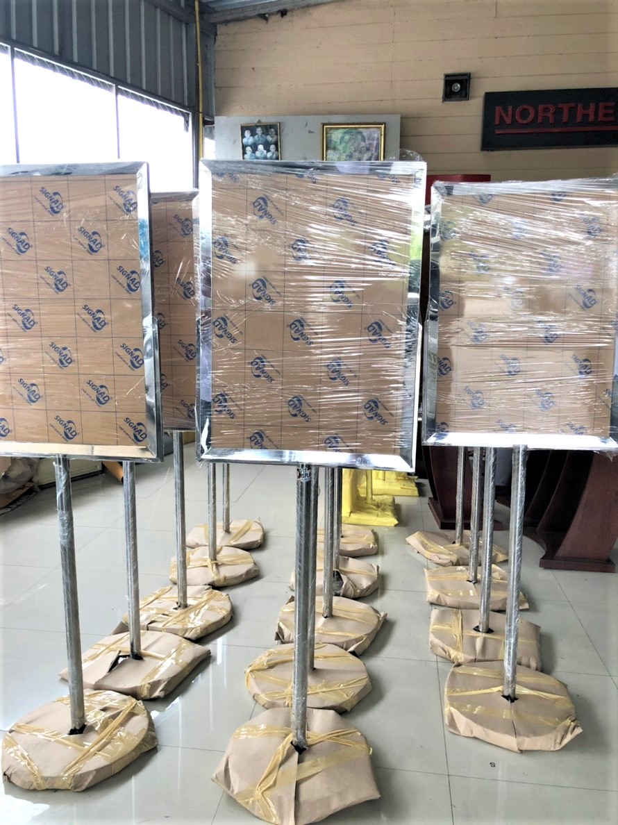 โปสเตอร์สแตนด์ สแตนเลส ฐานกลม เสาเดี่ยว ขนาด (W)50 x (L)70 x (H)160 cm.สแตนเลสเกรด304 พร้อมอะคริลิค หนา 2 มม. 2 แผ่น ประกบ สอดงานพิมพ์ด้านบน