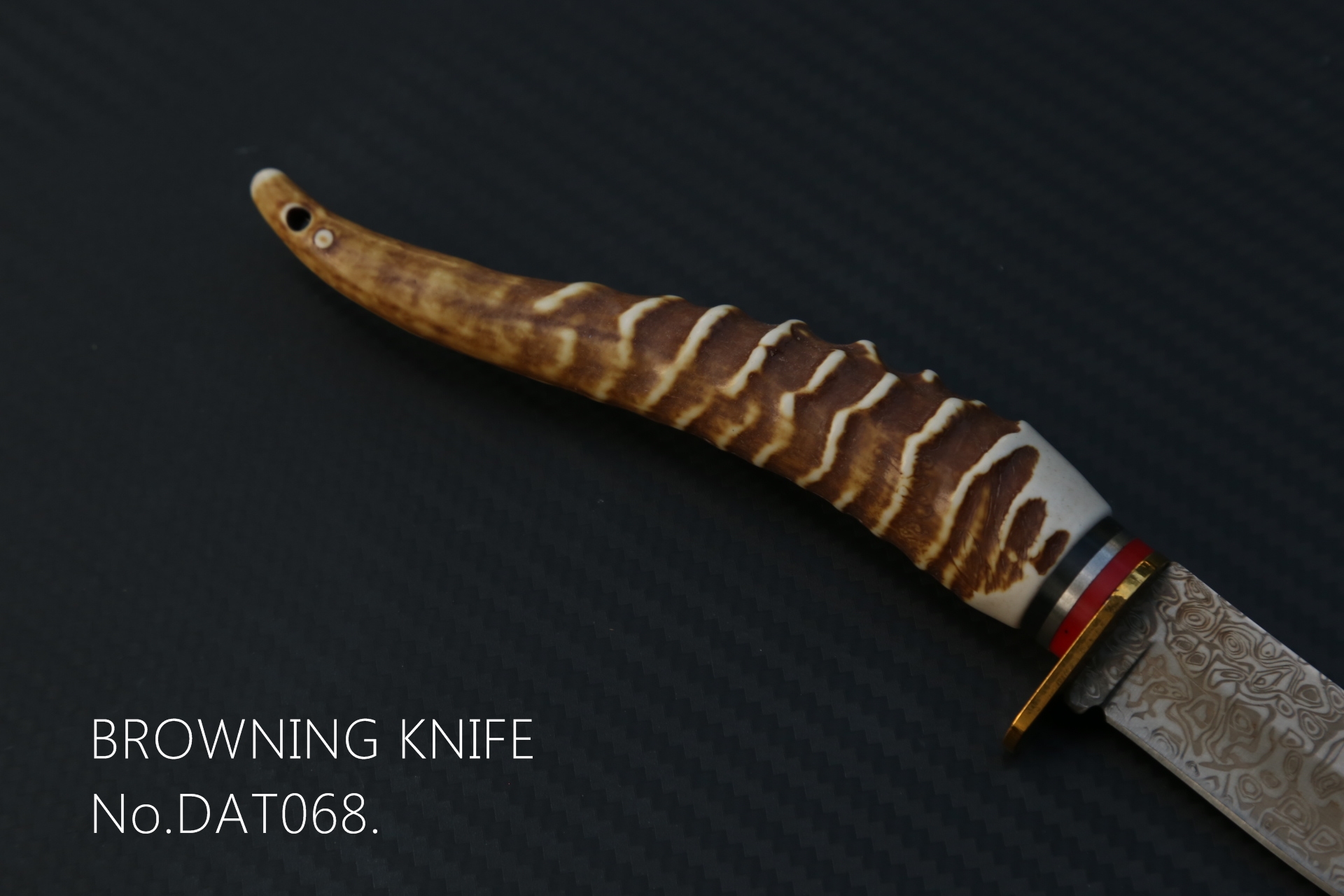 มีดเดินป่า Browning No.DAT068 ใบมีดลายสวยงาม ด้ามเขากวางจำลอง พร้อมซองไนลอน