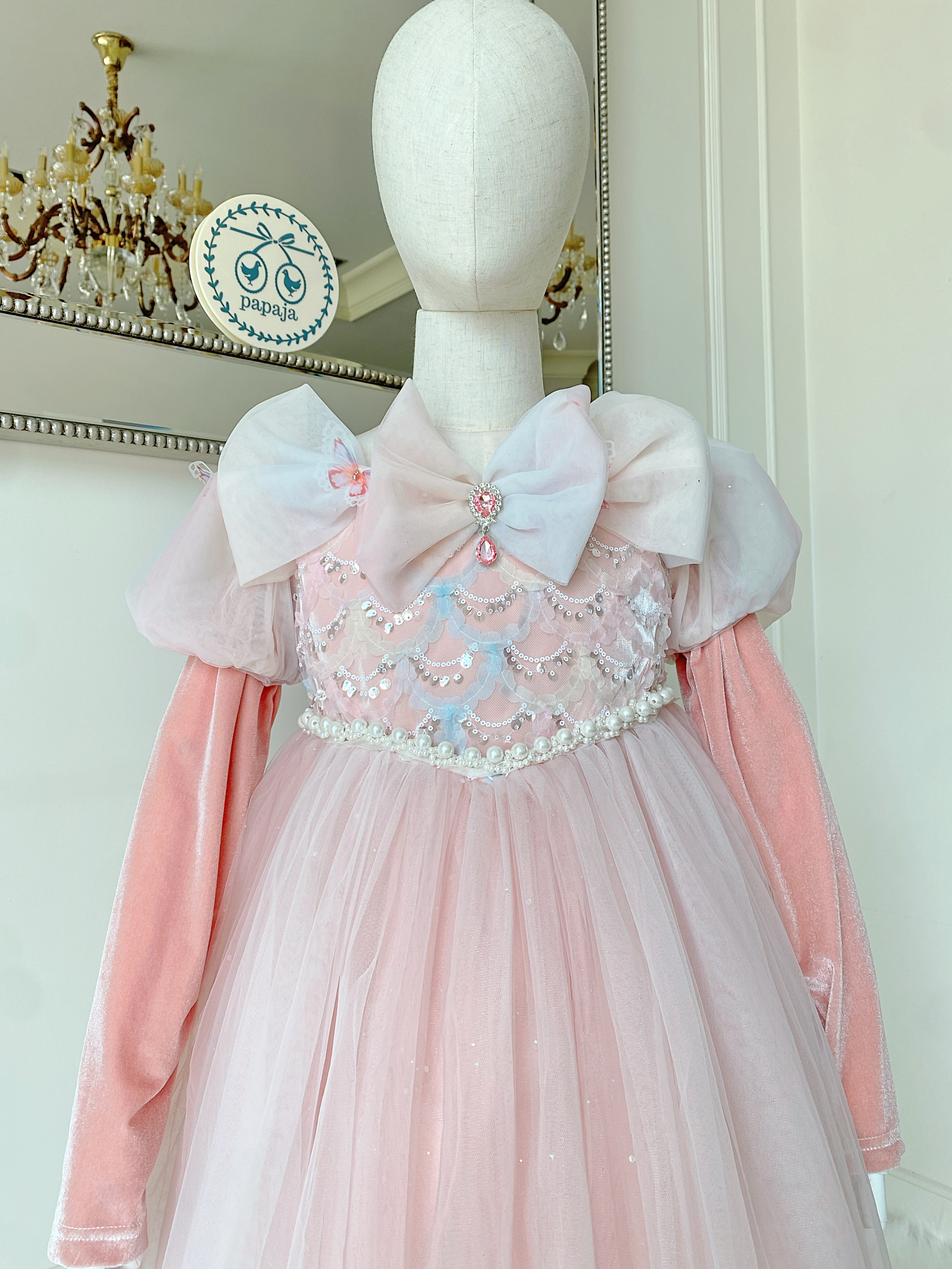 ชุดเจ้าหญิงออโรร่า ประดับโบว์กลางอก ปักไข่มุกและเพชร