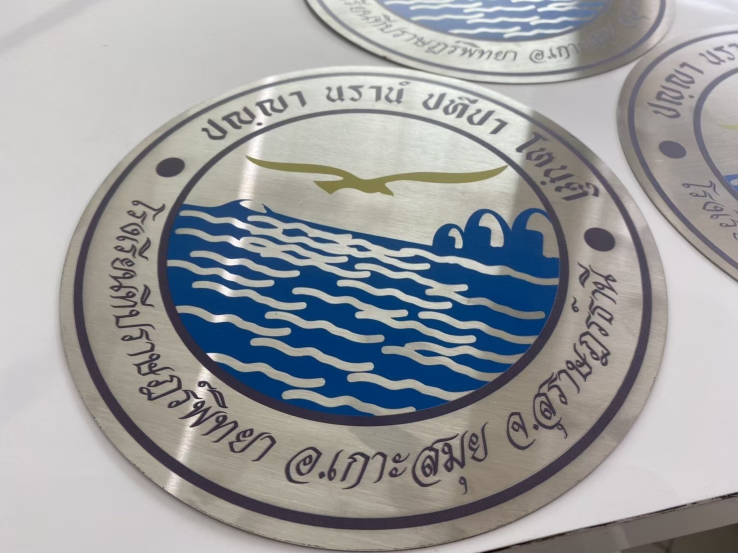 โลโก้โพเดียม โลโก้หน่วยงาน ขนาด 20-25 ซม. วัสดุสแตนเลสหนา 0.8 mm. พิมพ์ UV PRINT สั่งผลิตตามแบบ