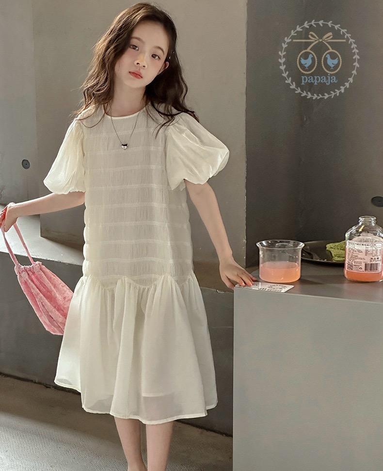 เดรสแขนสั้นสีขาวครีมจับสม๊อค