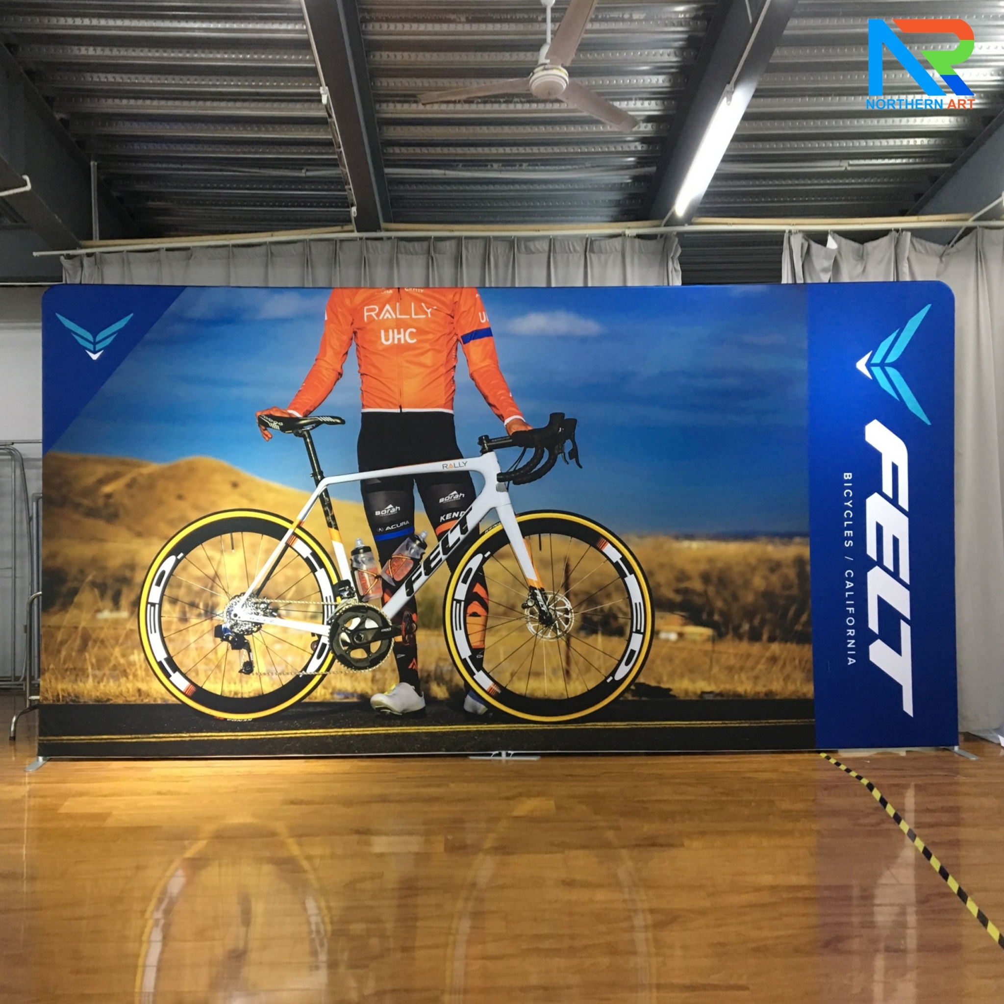 แบคดรอปผ้า (Fabric Backdrop) รุ่นตรง Savvy ขนาด (H)180 x (W)120-1000 cm. โครงอะลูมิเนียม ถอดประกอบได้ แถมฟรี! กระเป๋าใส่อุปกรณ์ 1 ใบ