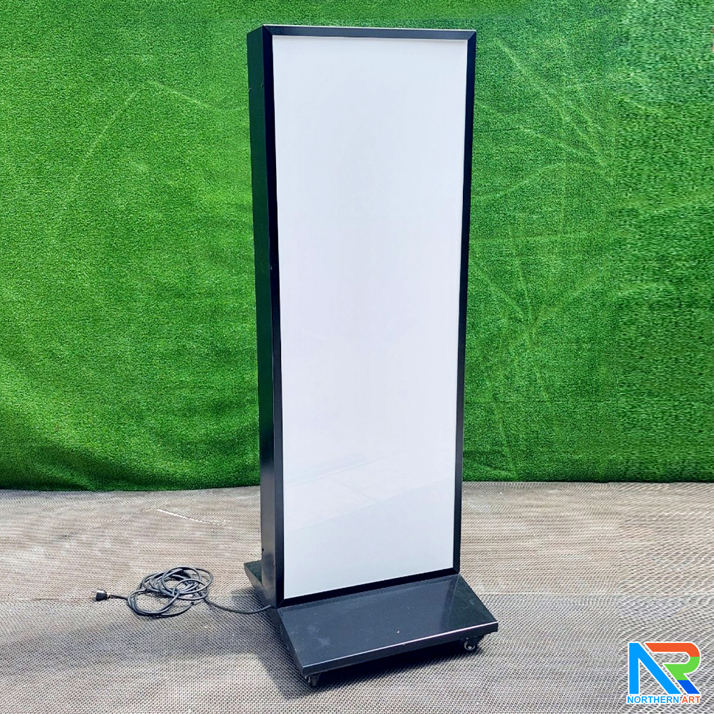 ตู้ไฟ LED ตั้งพื้น ฐานSLOPE ขนาด 60x160 ซม.โครงเหล็กพร้อมแผ่นซิงค์ สีดำ แผ่นอะคริลิค 2 แผ่น โชว์งานพิมพ์ 2 ด้าน มีล้อเลื่อน เคลื่อนย้ายสะดวก