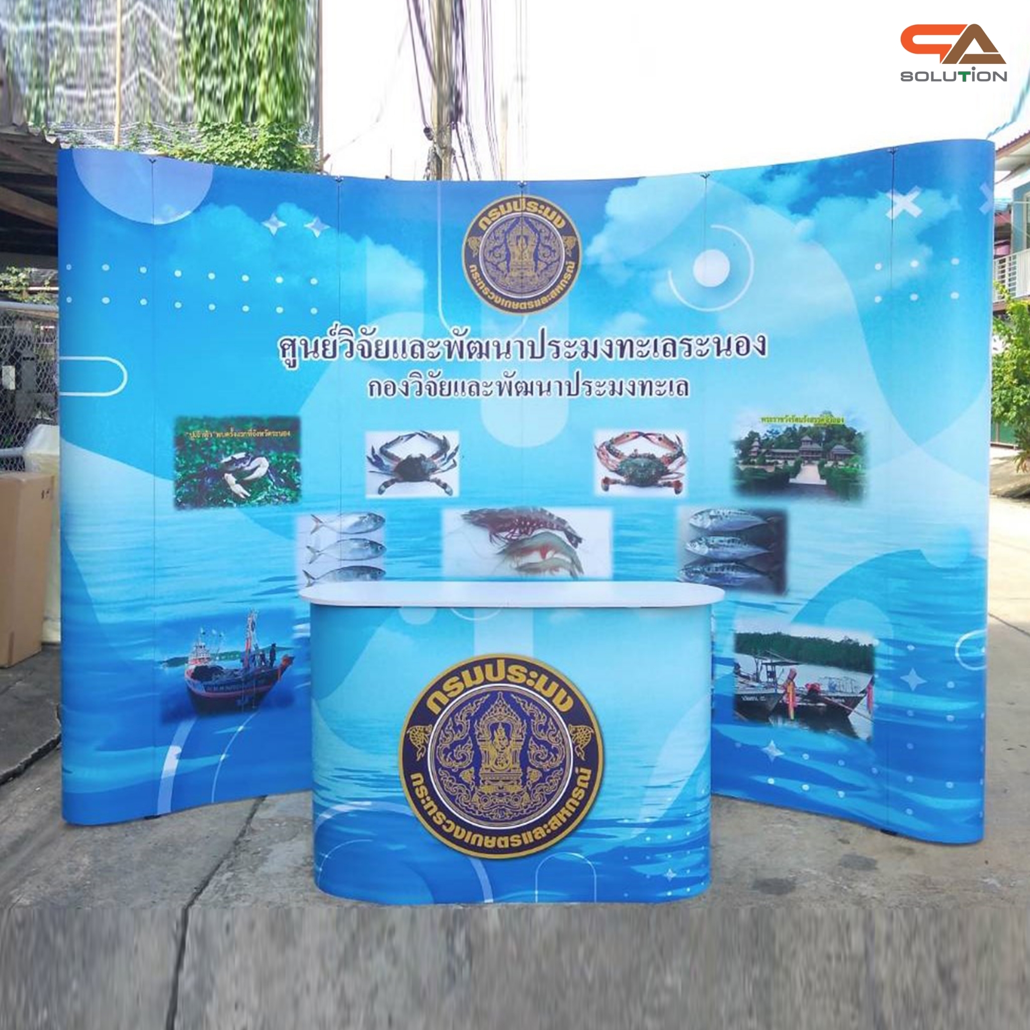 BACK DROP ฉากแบคดรอป รุ่นมน แบบโค้ง โครงอะลูมิเนียม ถอดประกอบได้ พร้อมงานพิมพ์+โคมไฟ พร้อมกระเป๋าล้อลาก 1 ใบ