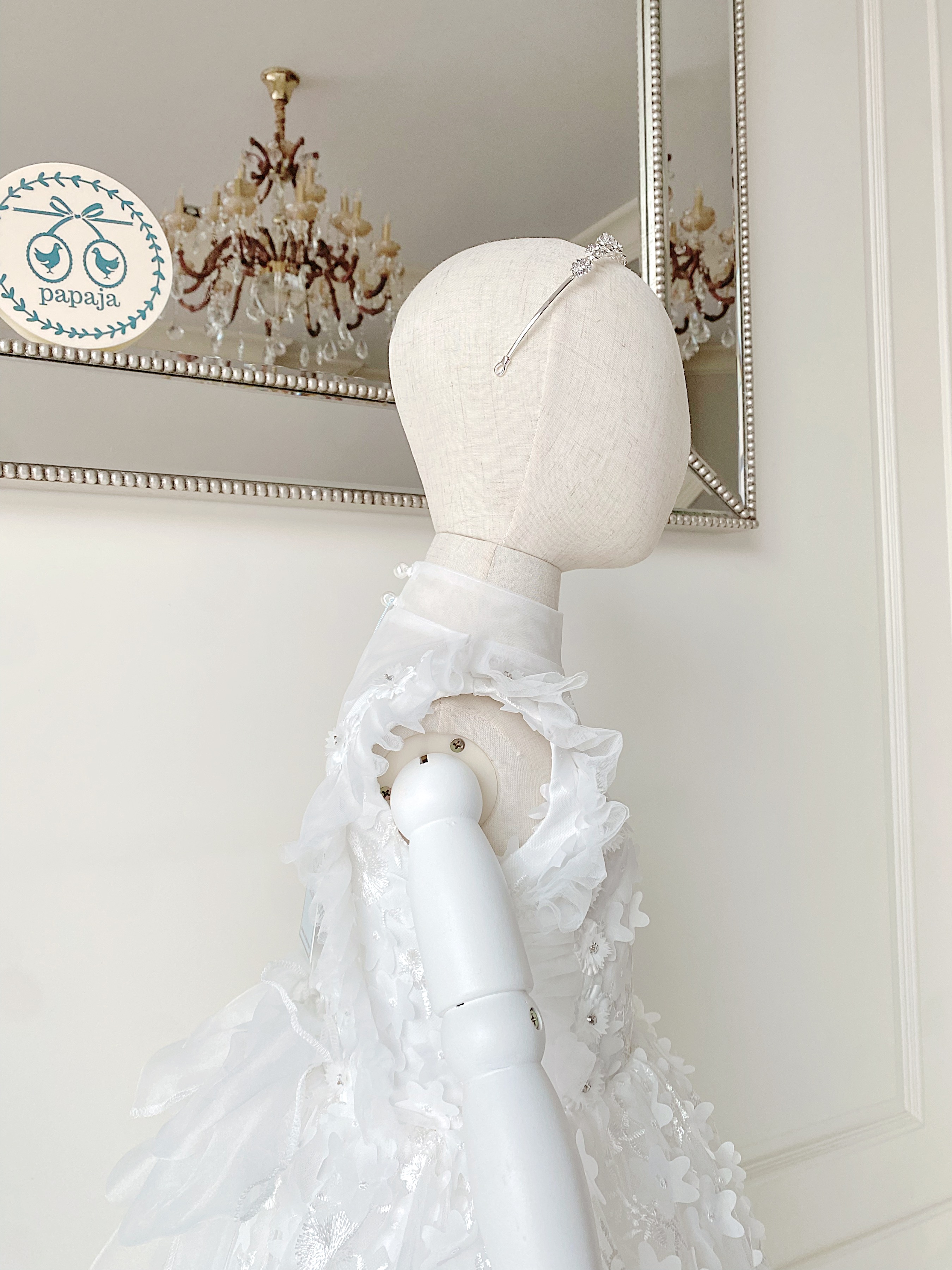 เดรสราตรีสั้นสีแขนขาวออฟไวท ดีเทลตกแต่งผ้า 3D ไดคัทรูปดอกไม้ทั้งชุด