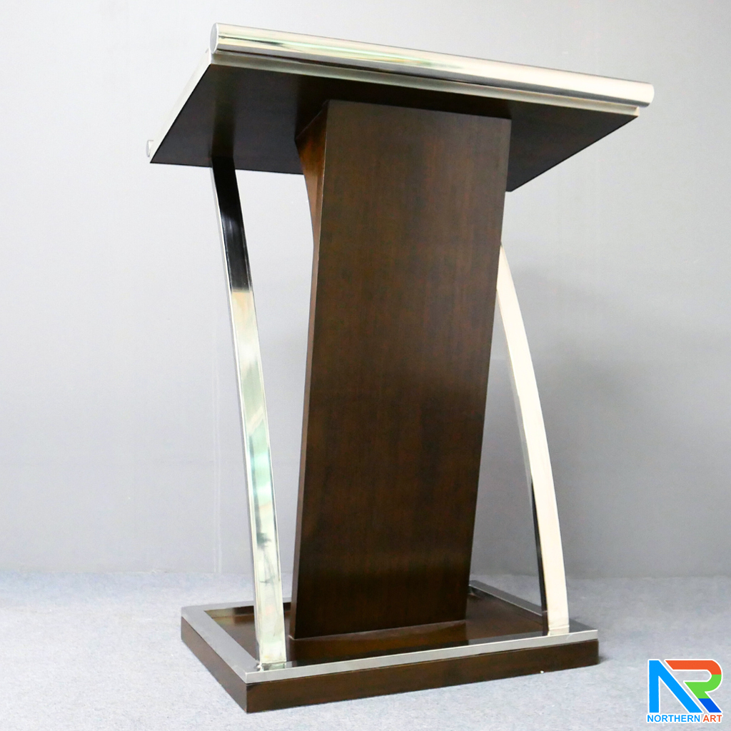 โพเดียมไม้ยืนคู่ Top หุ้มสแตนเลส สีโอ๊คน้ำตาล ขนาด (W) 90x (L) 59 x (H) 120 cm. พร้อมตกแต่งเสาโค้งสแตนเลสเกรด304