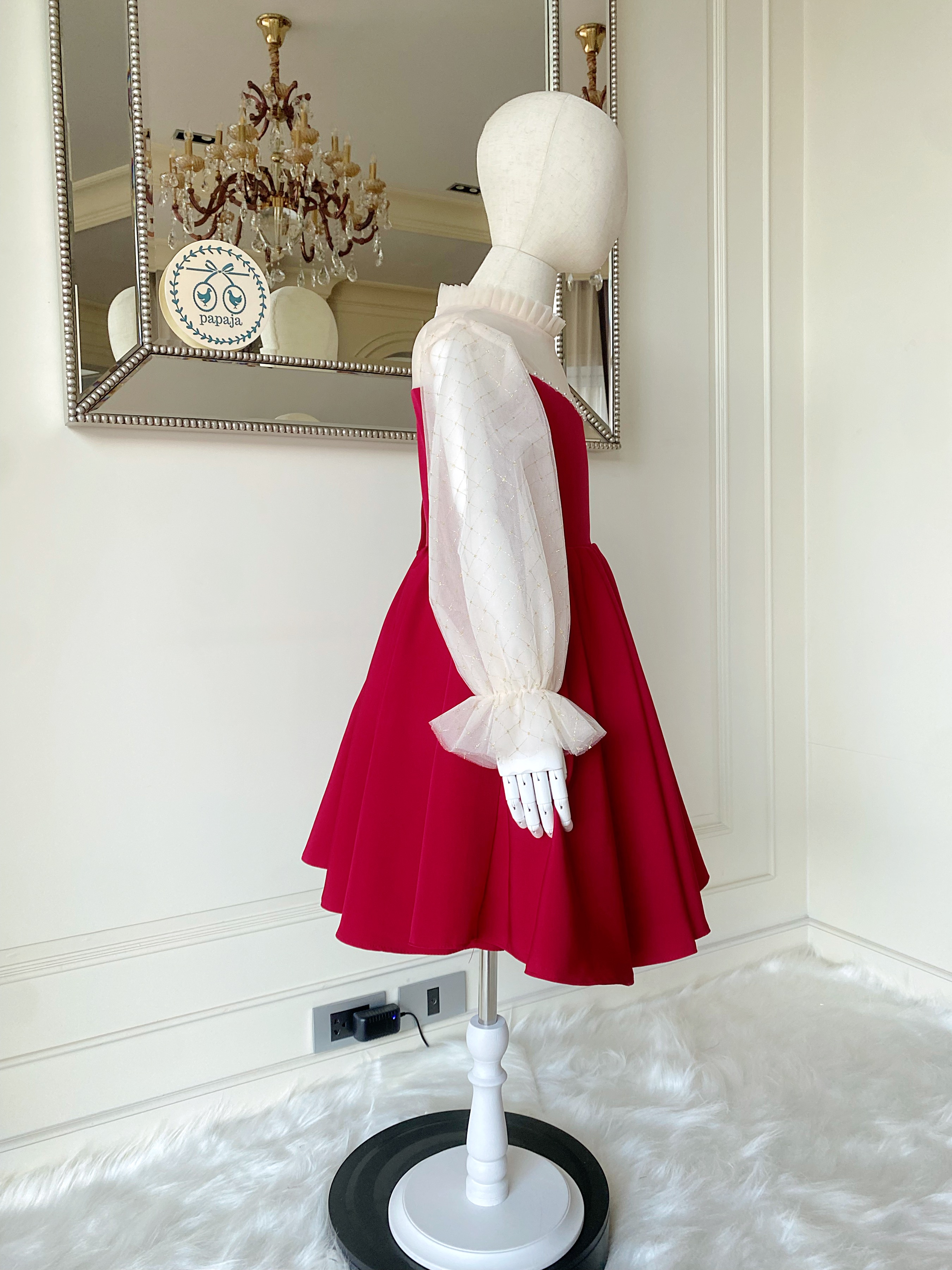 เดรสราตรีสั้นแขนยาวสีแดง ช่วงไหล่ซีทรูตัดกับสีขาวครีม