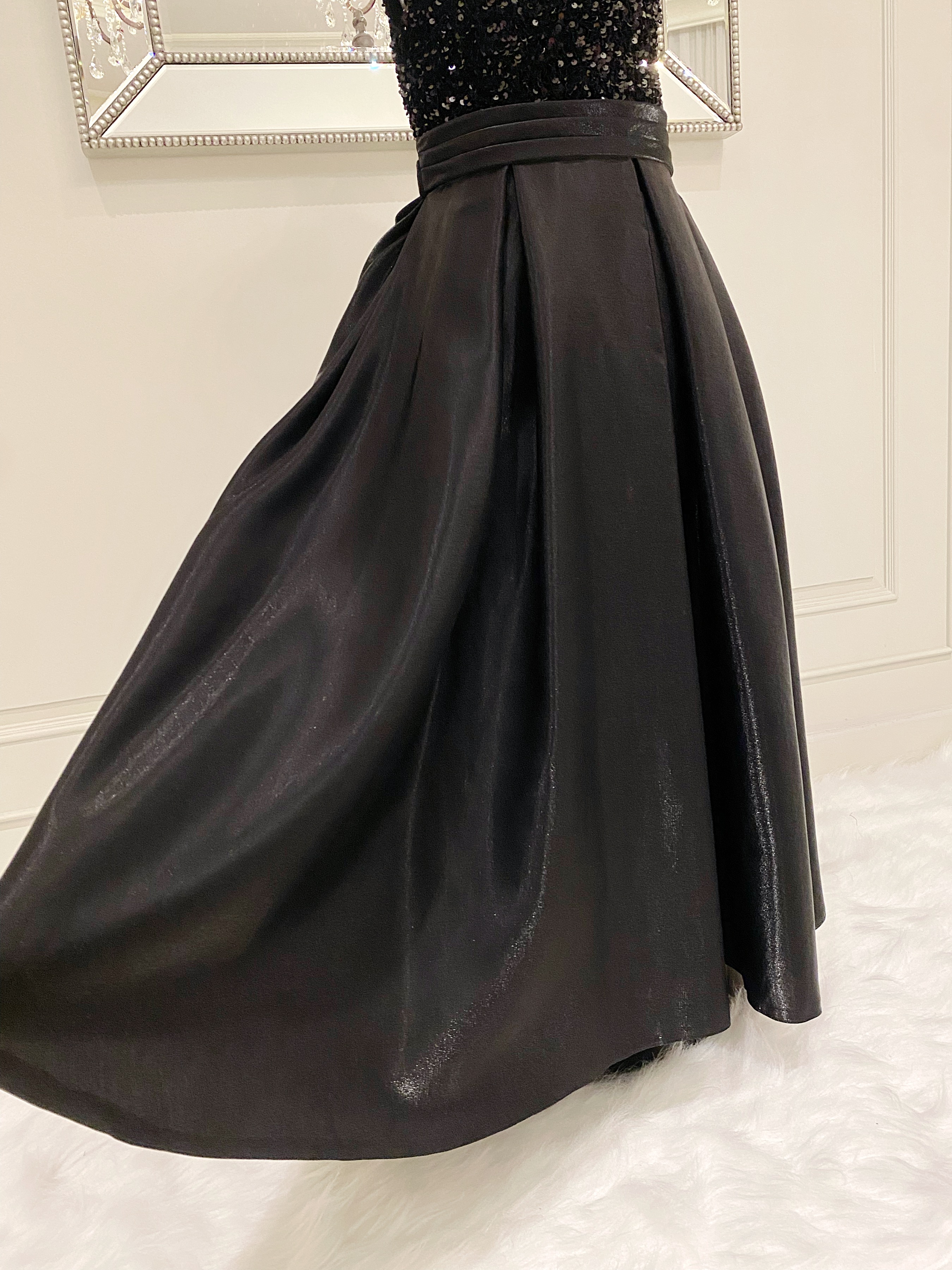 เดรสราตรียาวสีดำแขนล้ำ (งานไฮพรีเมี่ยม) ดีเทลปักเลื่อมด้านบน ช่วงกระโปรงผ้าดัสเชสเนื้อเงา ผ้าสวยมาก