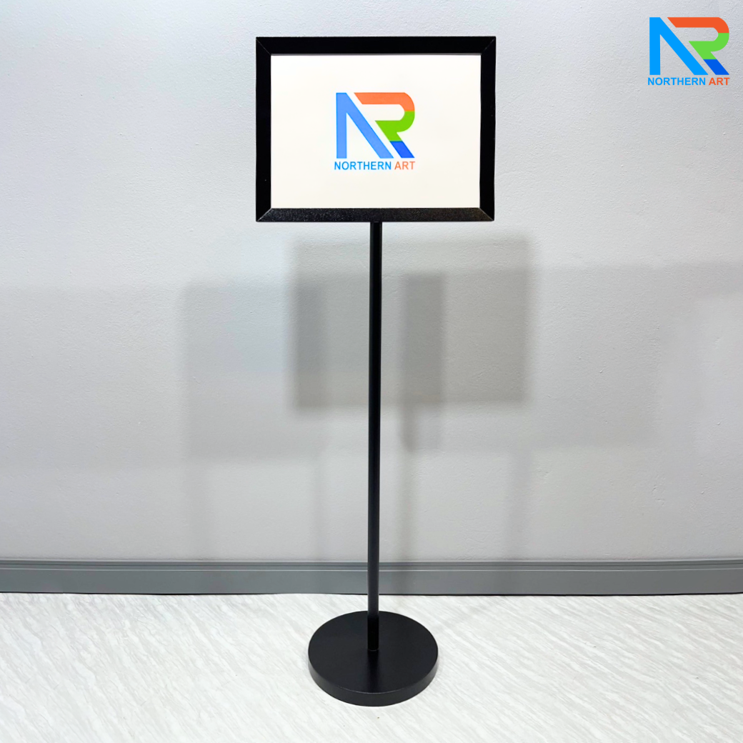 โปสเตอร์สแตนด์เหล็ก สีดำ ขนาด A3 แนวนอน ฐานกลม เสาเดี่ยว พร้อมแผ่นอะคริลิคประกบ สอดงานพิมพ์ด้านบน โชว์ภาพ2ด้าน