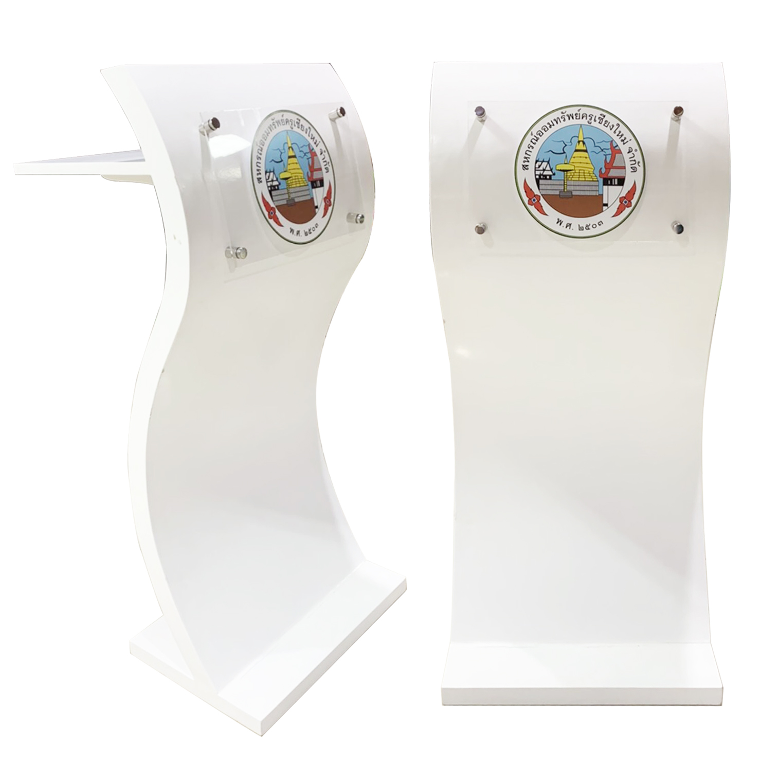 โพเดียมไม้ สีขาว ทรง S ขนาด (W)55 x (L)35 x (H)119 ซม. พร้อมอะคริลิคติดหมุดด้านหน้า สำหรับติดโลโก้