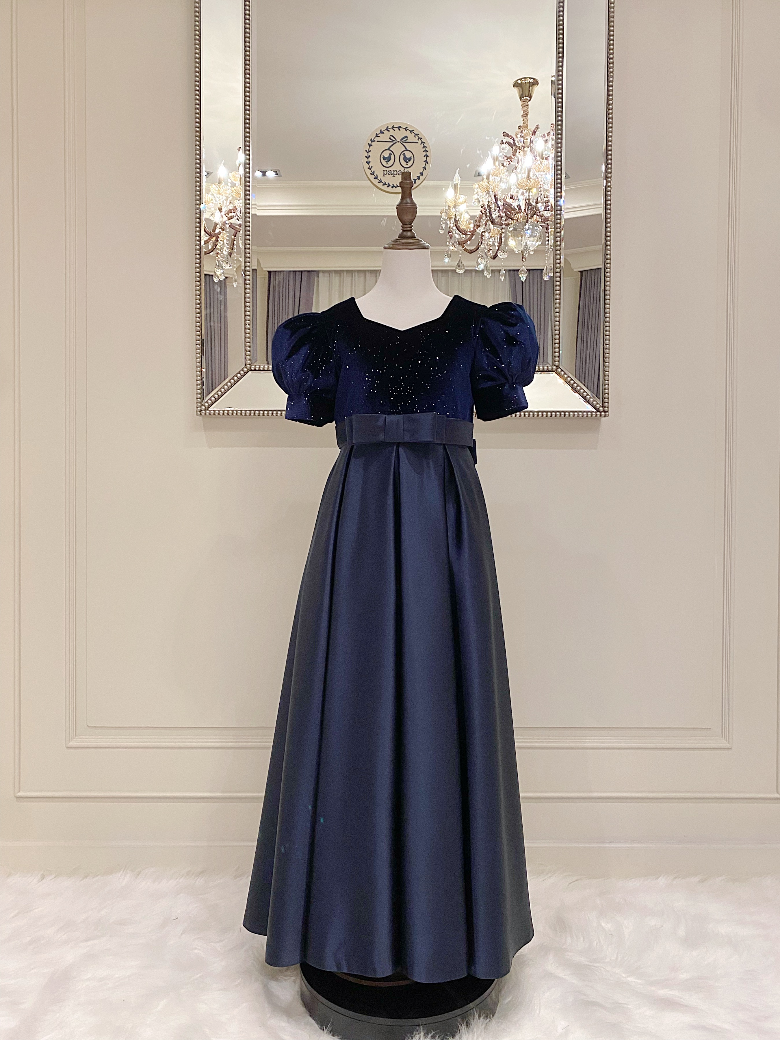 เดรสราตรียาวสีน้ำเงินกรมท่าแขนตุ๊กตา ดีเทลช่วงบนกำมะหยี่ตัดกับช่วงล่างผ้าซาติน