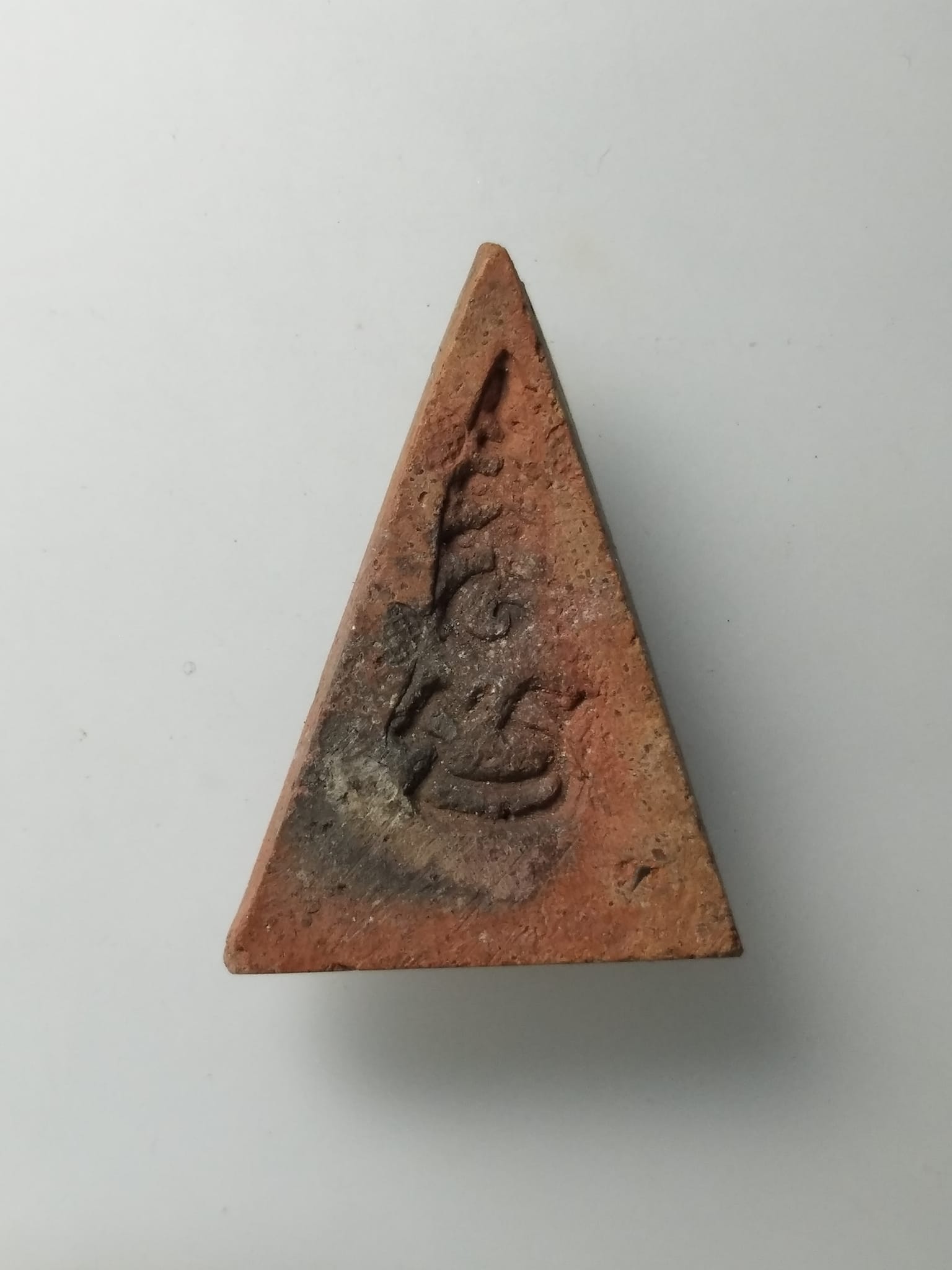 G919 พระนางพญา เนื้อดิน หลังยันต์หลวงพ่อกวย