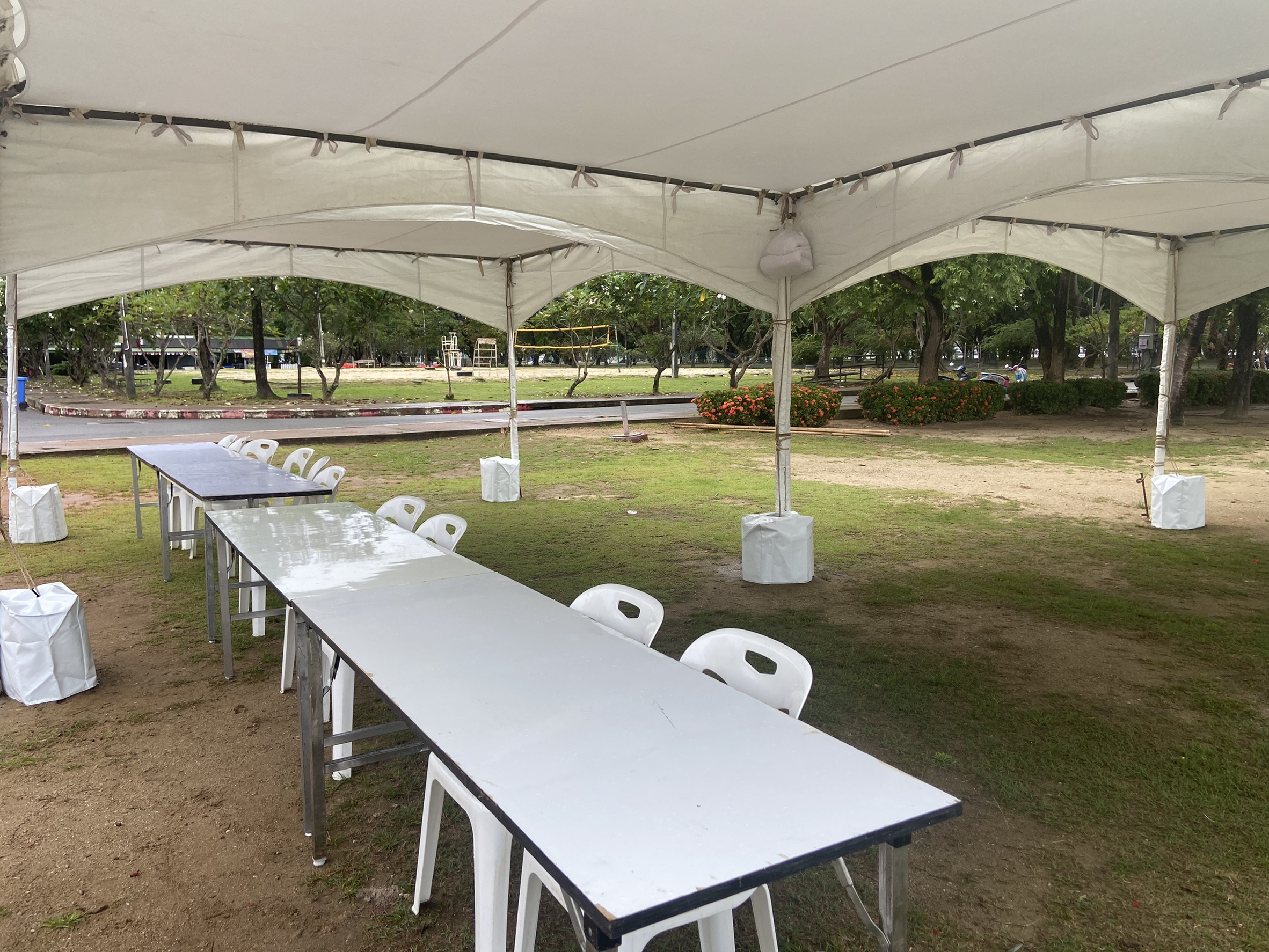 โต๊ะพับหน้าขาว1.8 / โต๊ะสัมมนา / โต๊ะหน้าขาว/ โต๊ะตั้งอาหาร / โต๊ะหน้าขาว ขนาด0.6x1.8เมตร