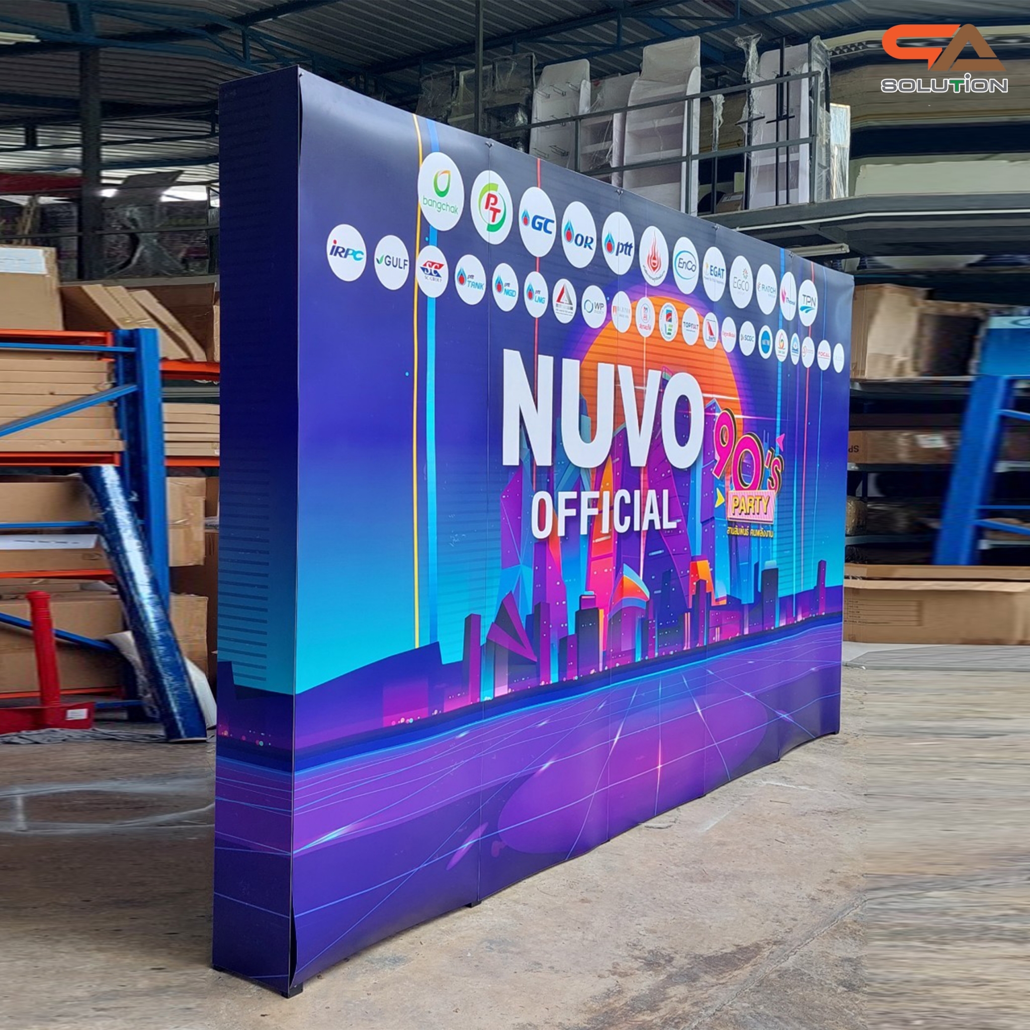 BACK DROP ฉากแบคดรอป รุ่นเหลี่ยม แบบตรง โครงอะลูมิเนียมพร้อมงานพิมพ์ + โคมไฟ 2 ชุด และกระเป๋าล้อลาก 1 ใบ