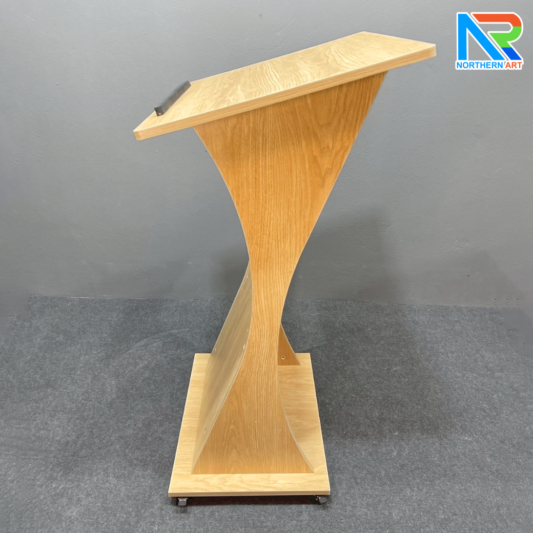 โพเดียมไม้ สีสักลายไม้ TOPเอียง ขนาด (W)60 x (L)50 x (H)108 cm. พร้อมล้อเลื่อนและชั้นวางของ