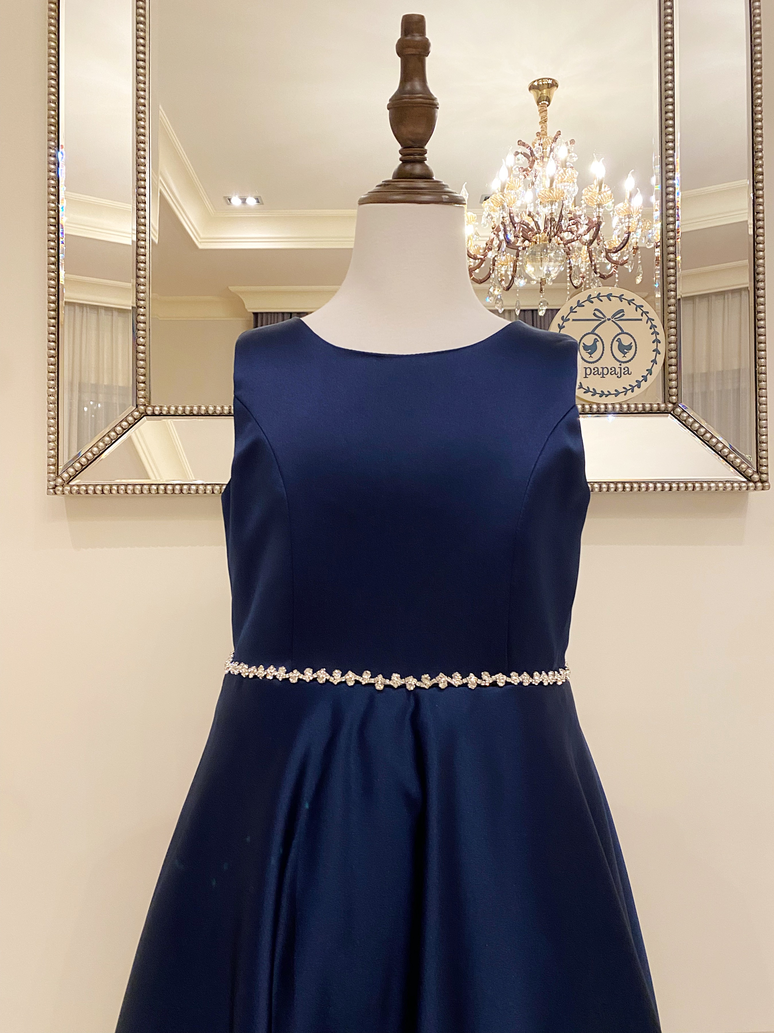 เดรสออกงานราตรียาวแขนกุดสีน้ำเงินกรมท่า (Midnight Blue) (งานไฮพรีเมี่ยม) ดีเทลประดับเส้นเพชรช่วงเอว รุ่นเรียบหรูผู้ดี