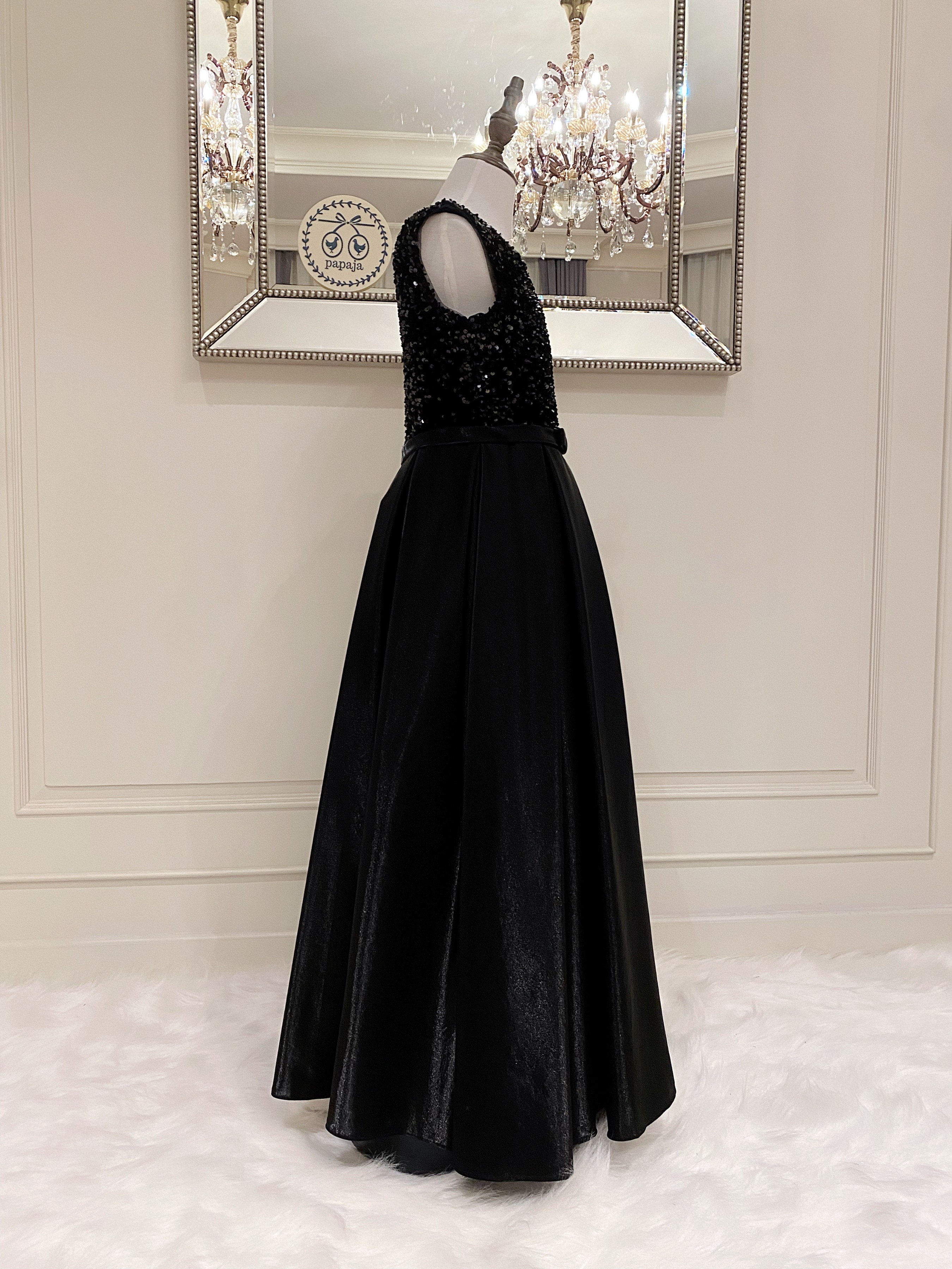 เดรสราตรียาวสีดำแขนกุด (งานไฮพรีเมี่ยม) ดีเทลปักเลื่อมด้านบน ช่วงกระโปรงผ้าดัสเชสเนื้อเงา ผ้าสวยมาก