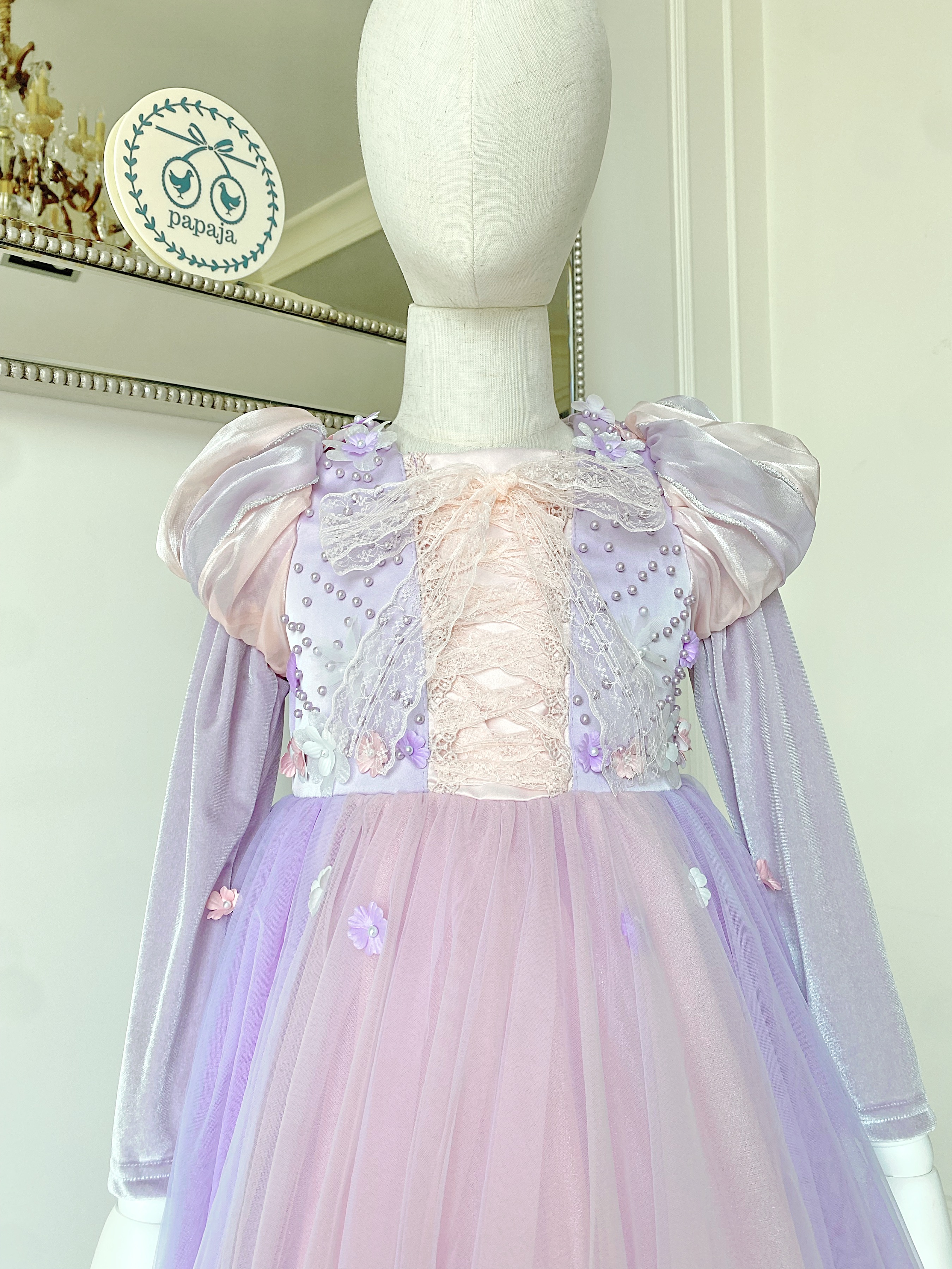 ชุดเจ้าหญิงราพันเซล บนตัวชุดประดับดอกไม้น่ารัก