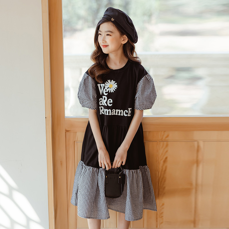 เดรสยาวแขนตุ๊กตาสีดำ สกรีนลายช่วงอก แต่งผ้าลายสก็อตที่แขนและชายกระโปรง