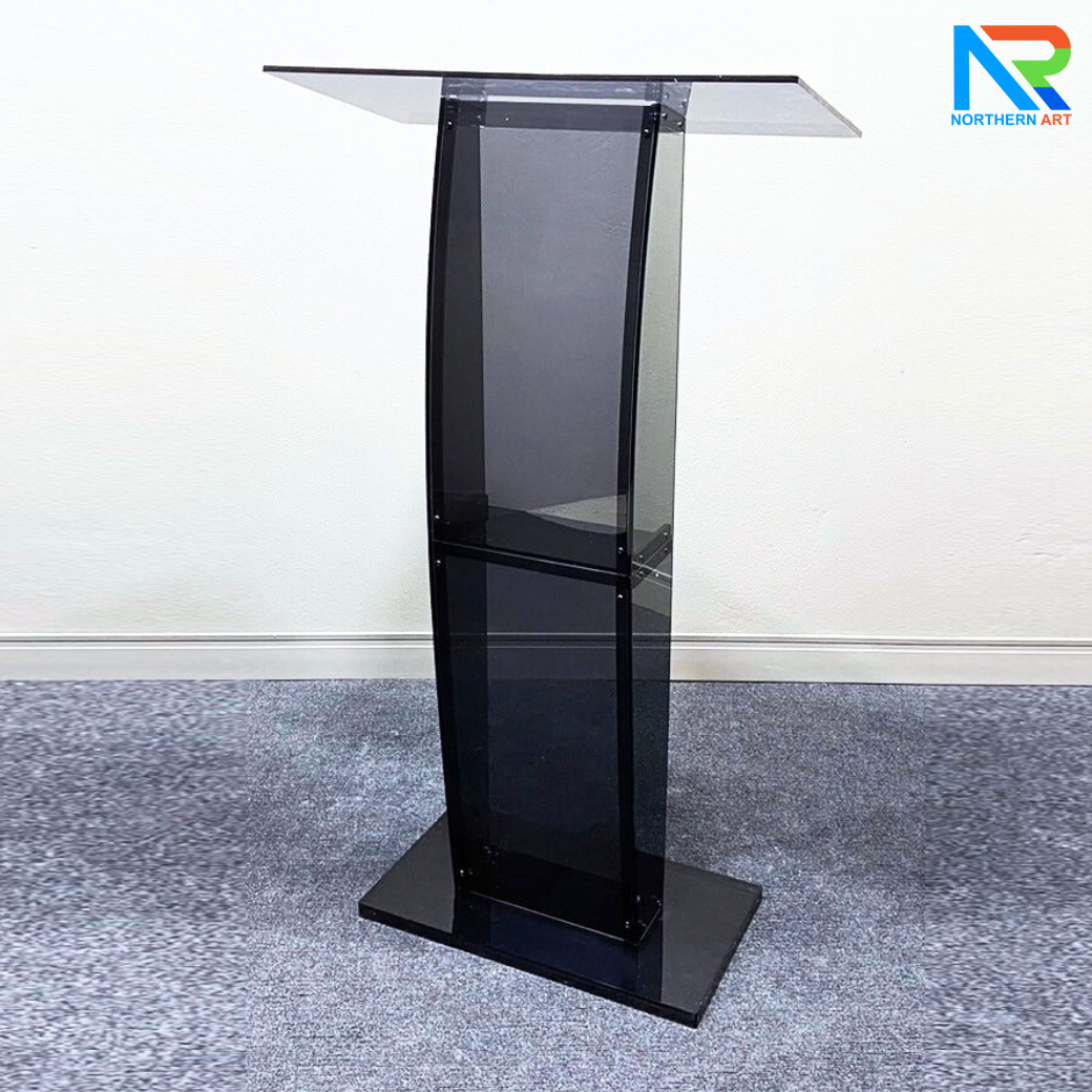 โพเดียม อะคริลิคสีดำใส ขนาด(W)68 x (L)34 x (H)123 cm. TOP เอียงพร้อมกันตก วัสดุอะคริลิคใส หนา 8 มม.