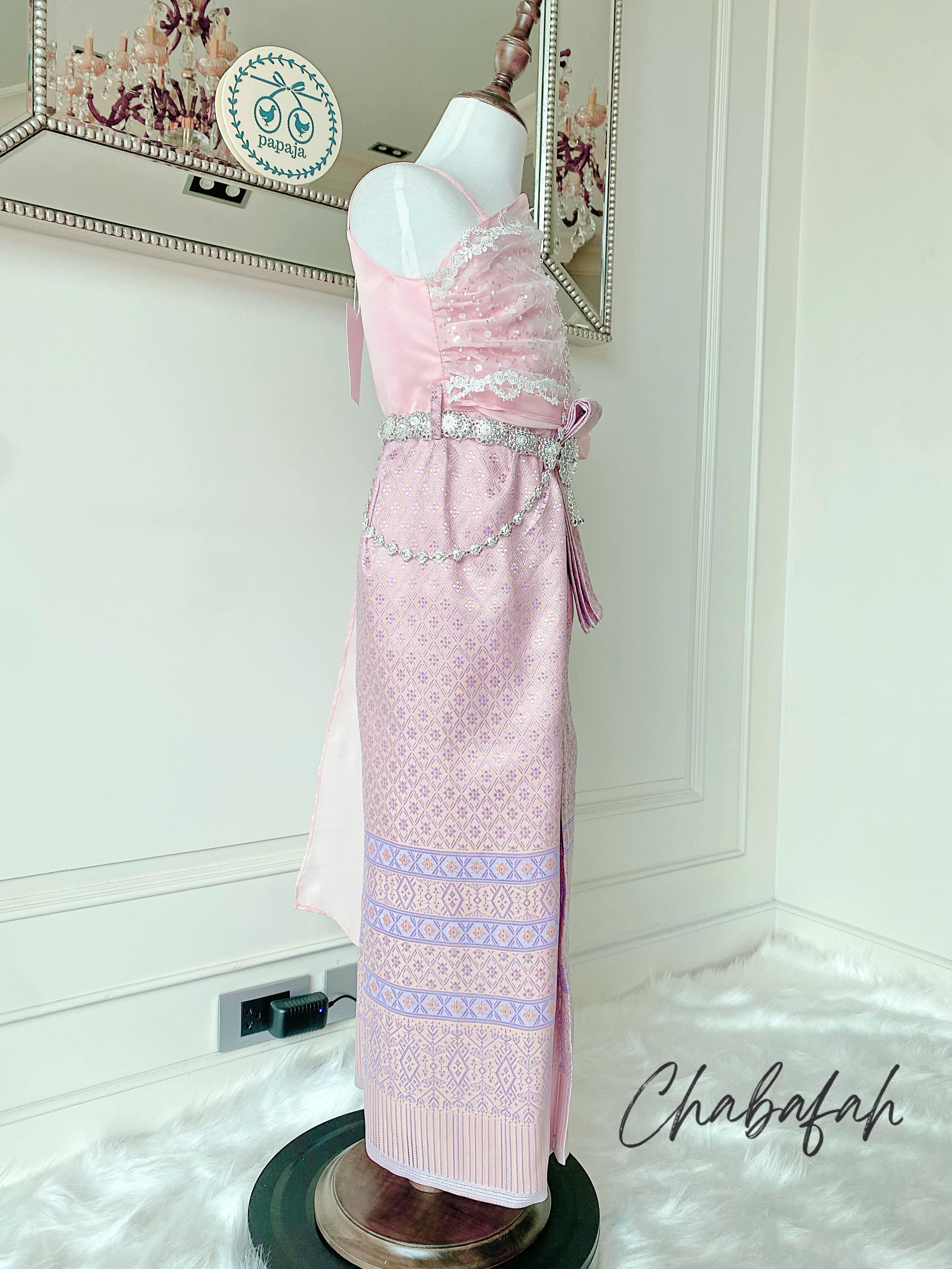 เดรสชุดไทยสไบเฉียง สีชมพูพาสเทล แบรนด์ Chabafah พร้อมเครื่องประดับ 3 ชิ้น