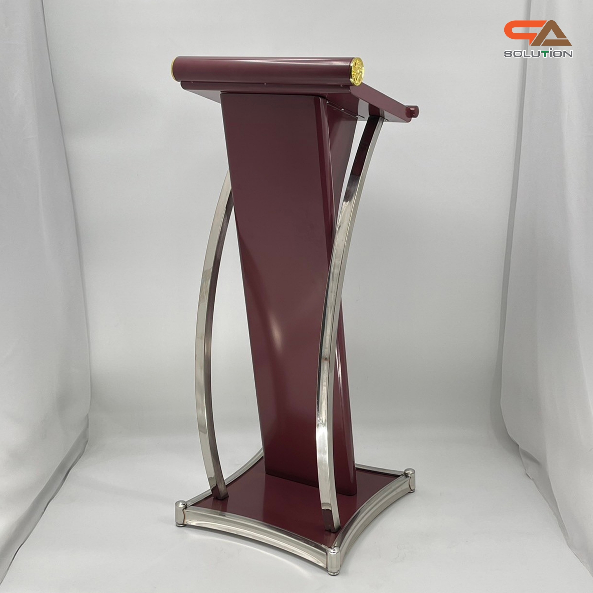 โพเดียมเหล็ก สีโอ๊คแดง ตกแต่งเสาโค้งสแตนเลสสีเงิน ขนาดTOP (W)48 x (L)39 สูง 117 cm.