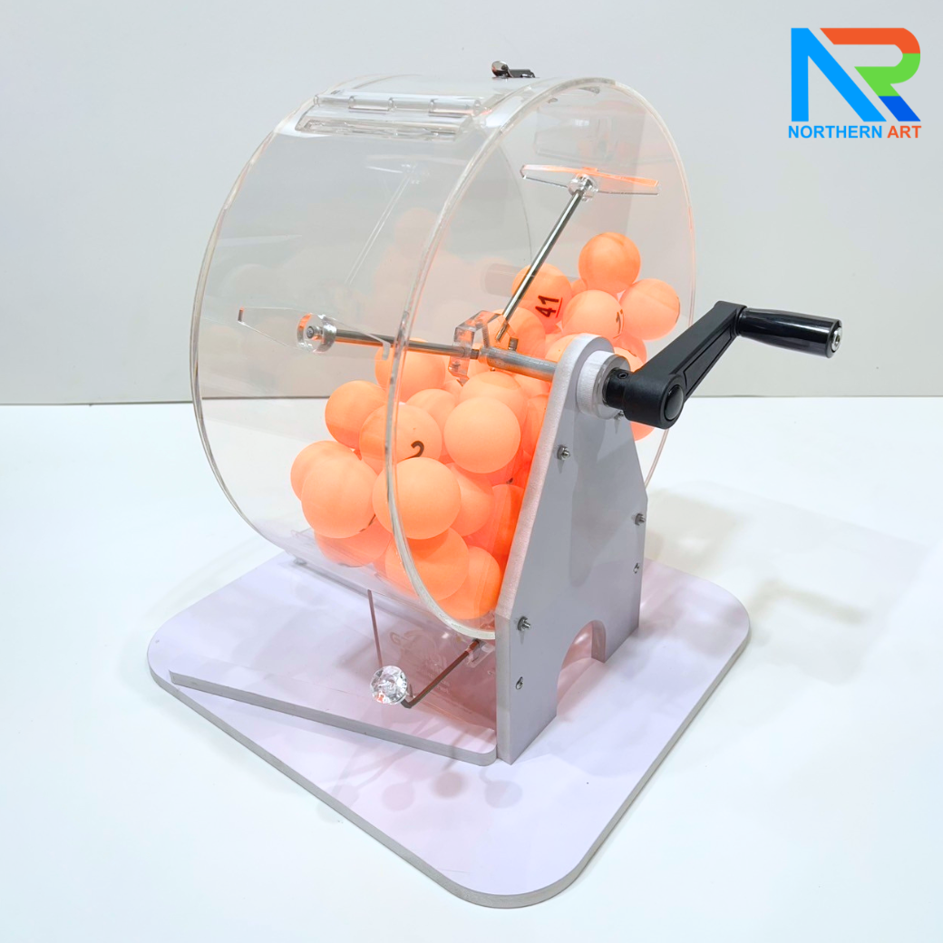 เกมส์จับฉลากมือหมุน ตั้งโต๊ะ ขนาด (W)31.5 X (L)35 X (H)38 cm. หมุนได้ 360 องศา พร้อมลูกบอลตัวเลข 1-60 จำนวน 60 ลูก