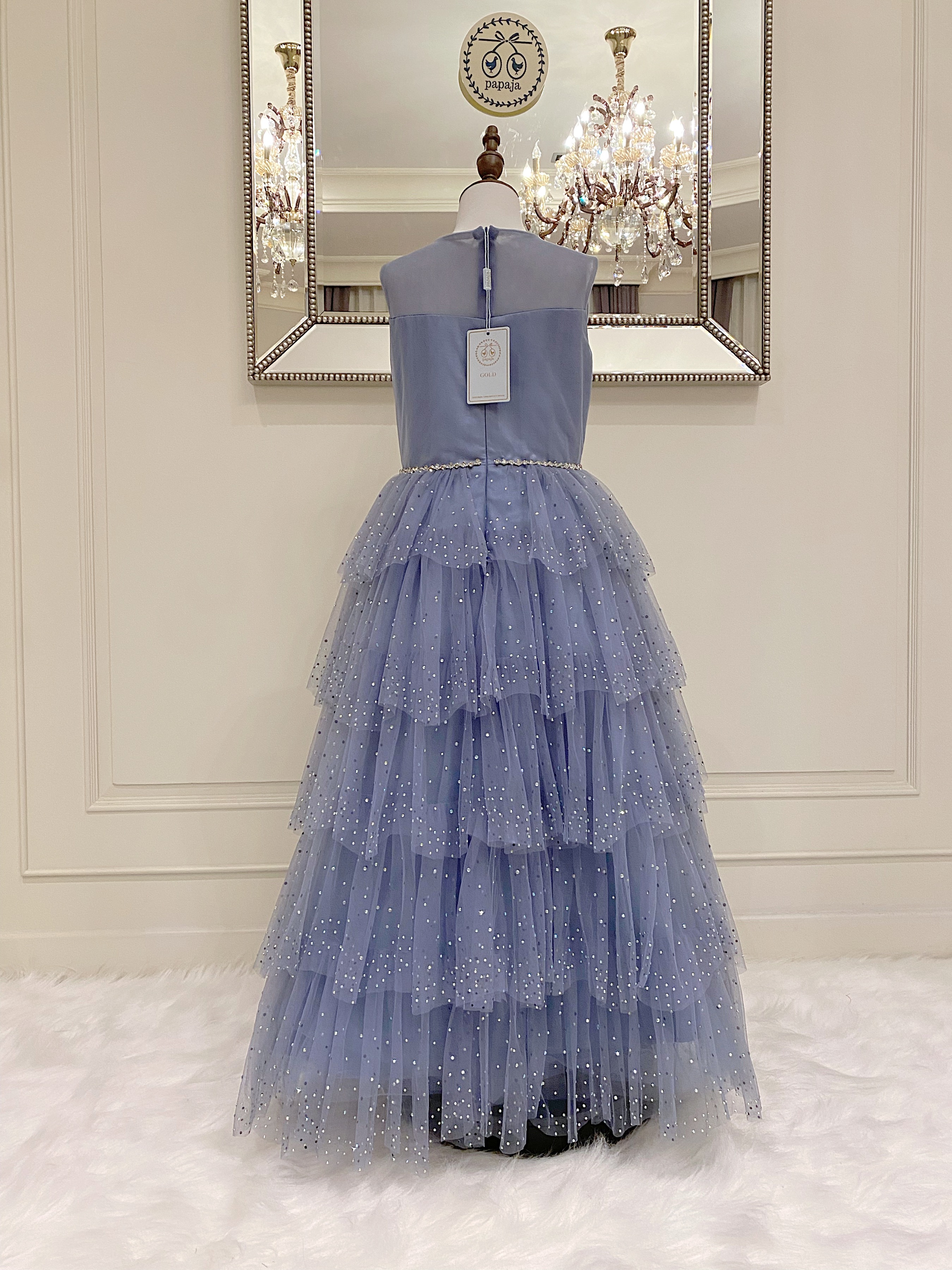 เดรสราตรียาวสีฟ้าครามแขนกุด (งานไฮพรีเมี่ยม) ดีเทลกระโปรงระบายประดับคริสตัล Swarovski แท้ทีละเม็ดด้วยมือ