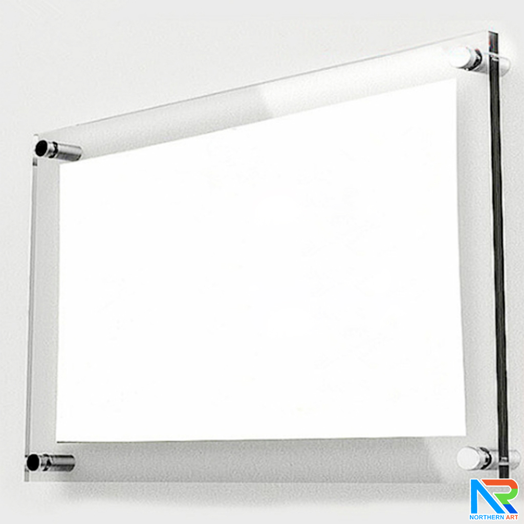 กรอบรูป อะคริลิคใสติดผนัง อะคริลิคสองแผ่นประกบกันยึดแน่นด้วยหมุดทั้ง 4 มุม รูปภาพใส่ตรงกลางระหว่างอะคริลิค ติดตั้งง่าย