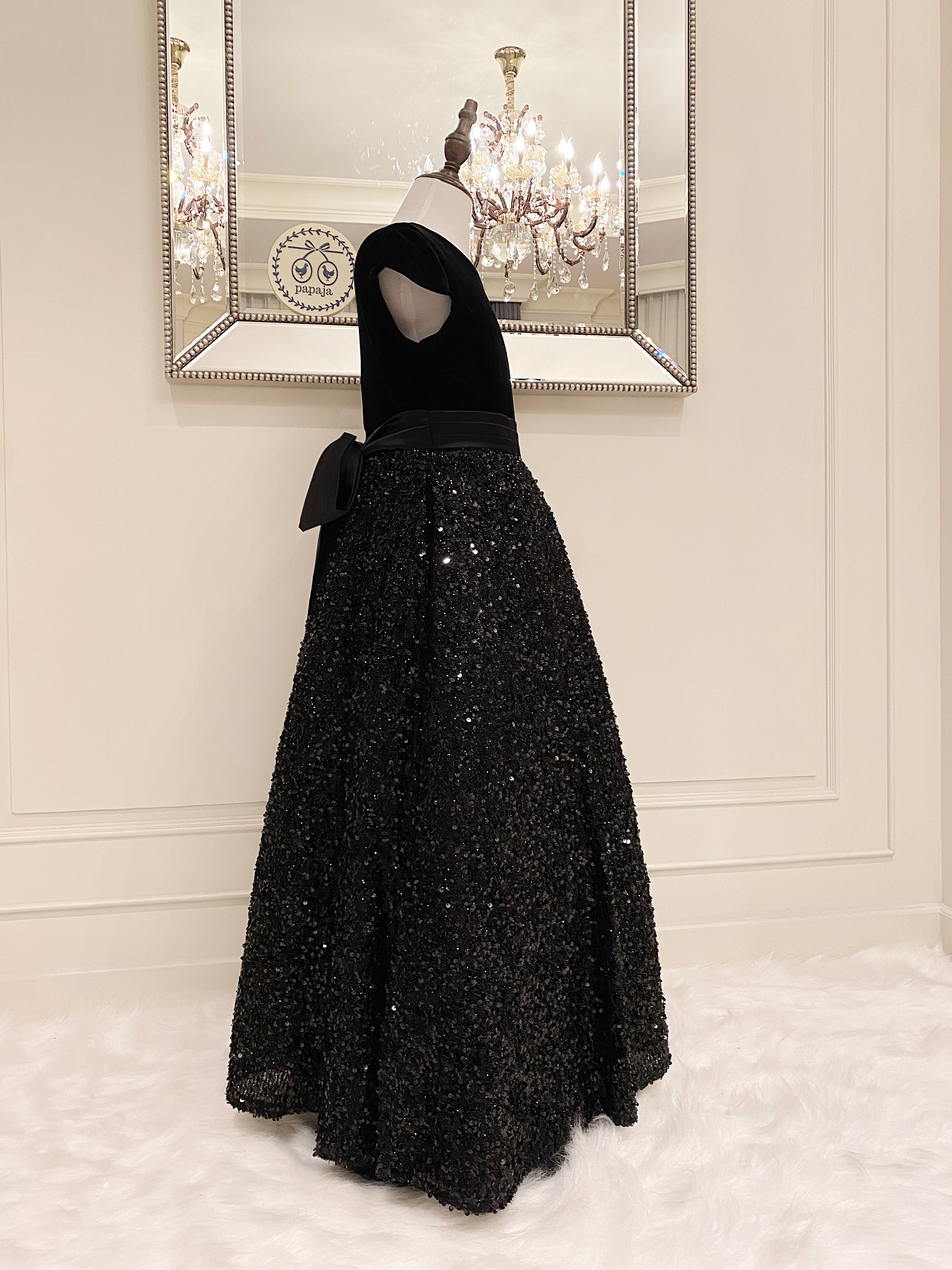 เดรสราตรียาวสีดำแขนล้ำ (งานไฮพรีเมี่ยม) ดีเทลผ้ากำมาหยี่ช่วงบน ปักเลื่อมที่กระโปรง