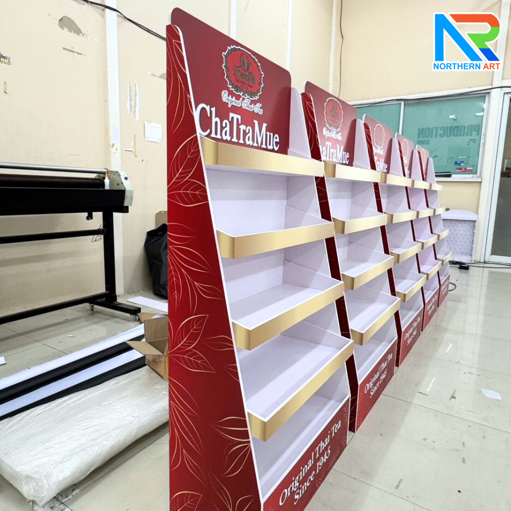 ชั้นวางสินค้าพลาสวูด 5 ชั้น ขนาด (W)61.6 x (D)30 x (H)135 cm. พร้อมงานพิมพ์ พลาสวูดหนา 8 มม. สั่งผลิตตามแบบ