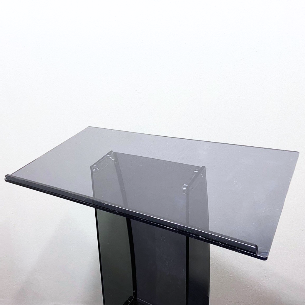 โพเดียม อะคริลิคสีดำใส ขนาด(W)68 x (L)34 x (H)123 cm. TOP เอียงพร้อมกันตก วัสดุอะคริลิคใส หนา 8 มม.