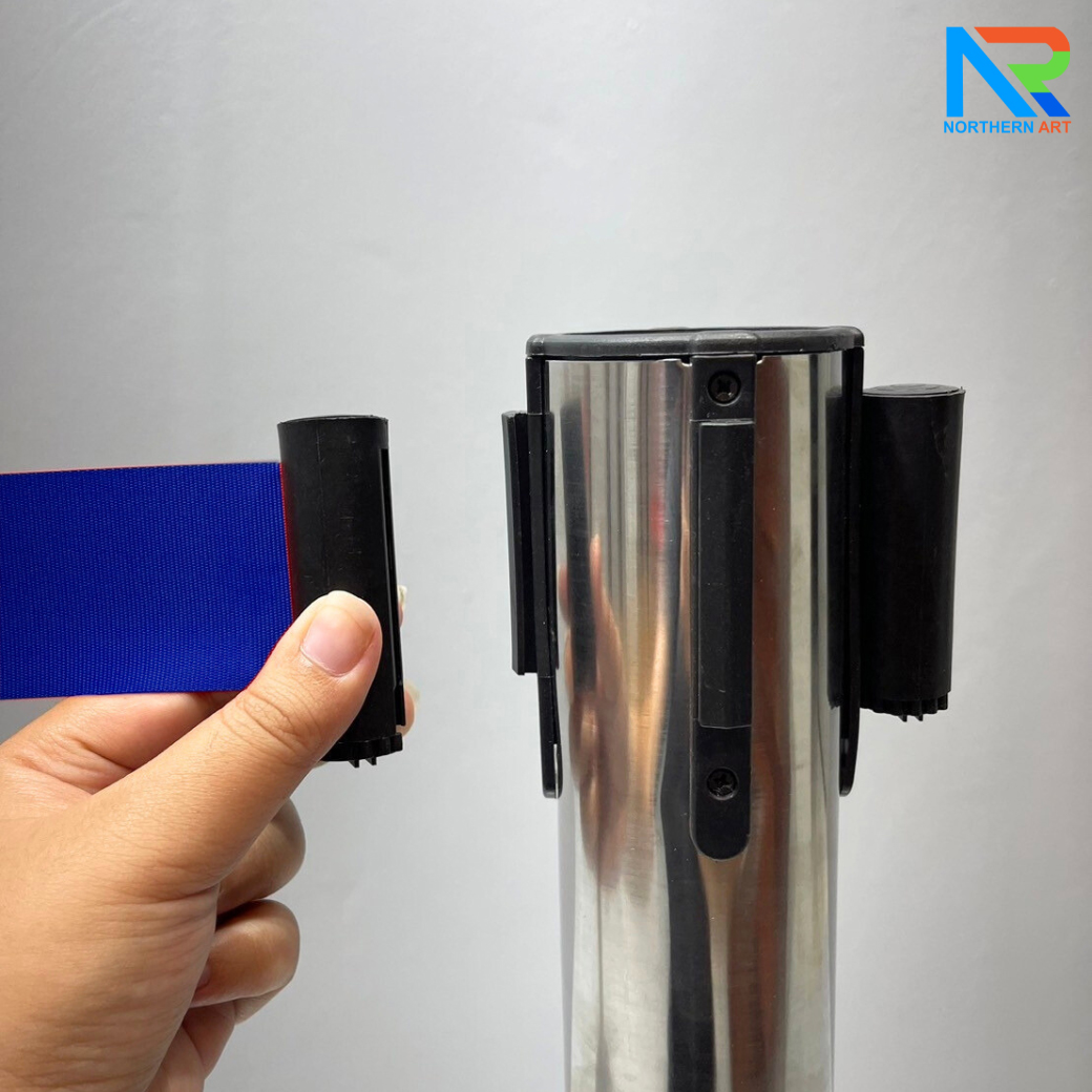 เสากั้นบริเขต สแตนเลส พร้อมสายผ้าดึงกลับอัตโนมัติ สีน้ำเงิน ( ราคาต่อเสา )