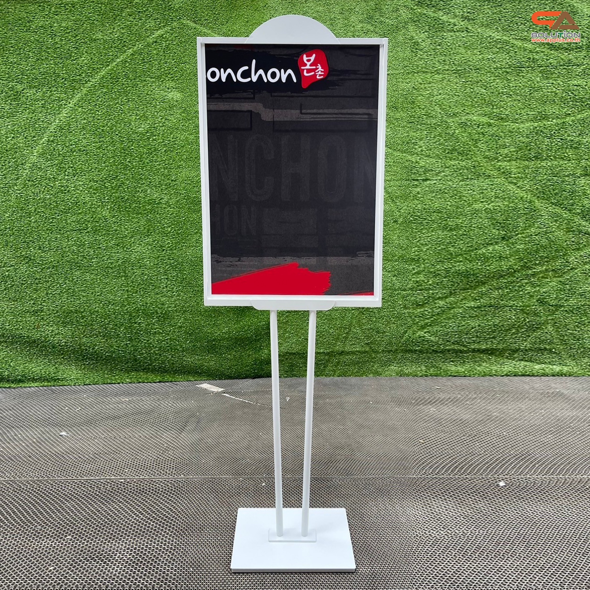 โปสเตอร์สแตนด์เหล็ก เสาคู่ สีขาว ขนาด (W)50 x (L)70 x H146 cm. ฐานเหลี่ยม โชว์งานพิมพ์2ด้าน ด้านบนครึ่งวงกลม สำหรับใส่โลโก้ ถอดประกอบได้