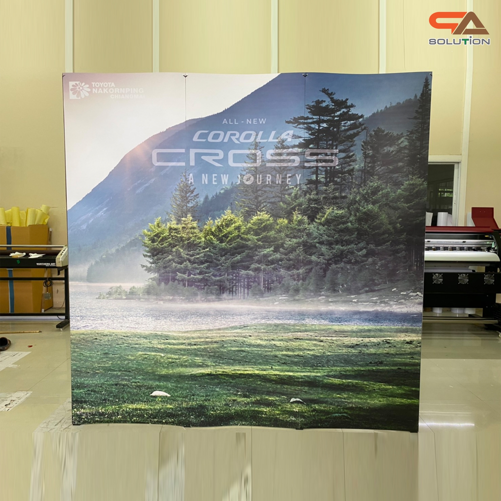 BACK DROP ฉากแบคดรอป รุ่นเหลี่ยม แบบตรง โครงอะลูมิเนียมพร้อมงานพิมพ์ + โคมไฟ 2 ชุด และกระเป๋าล้อลาก 1 ใบ