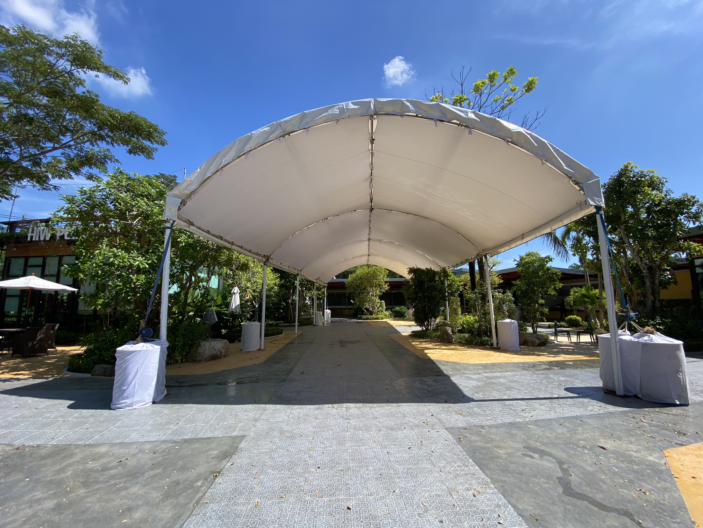 เต็นท์โดม ขนาดกว้าง 8 เมตร ความยาวไม่จำกัด ทรงโค้งสีขาวเหมาะสำหรับงานจัดงานทุกประเภท