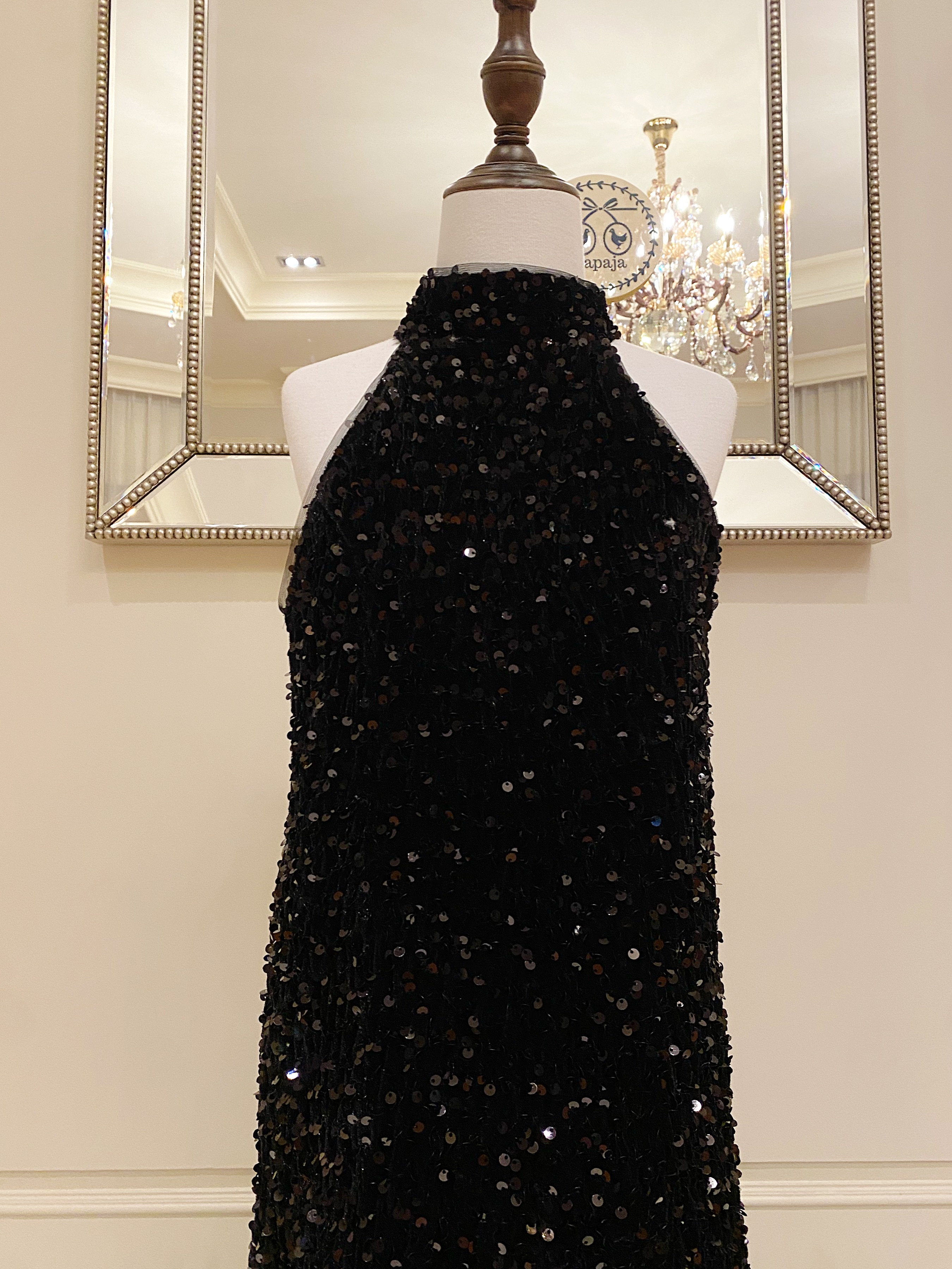 เดรสออกงานราตรียาวทรงหางปลา ไหล่ล้ำ สีดำ ผ้าปักเลื่ยมทั้งชุด ดีเทลผ่าข้าง